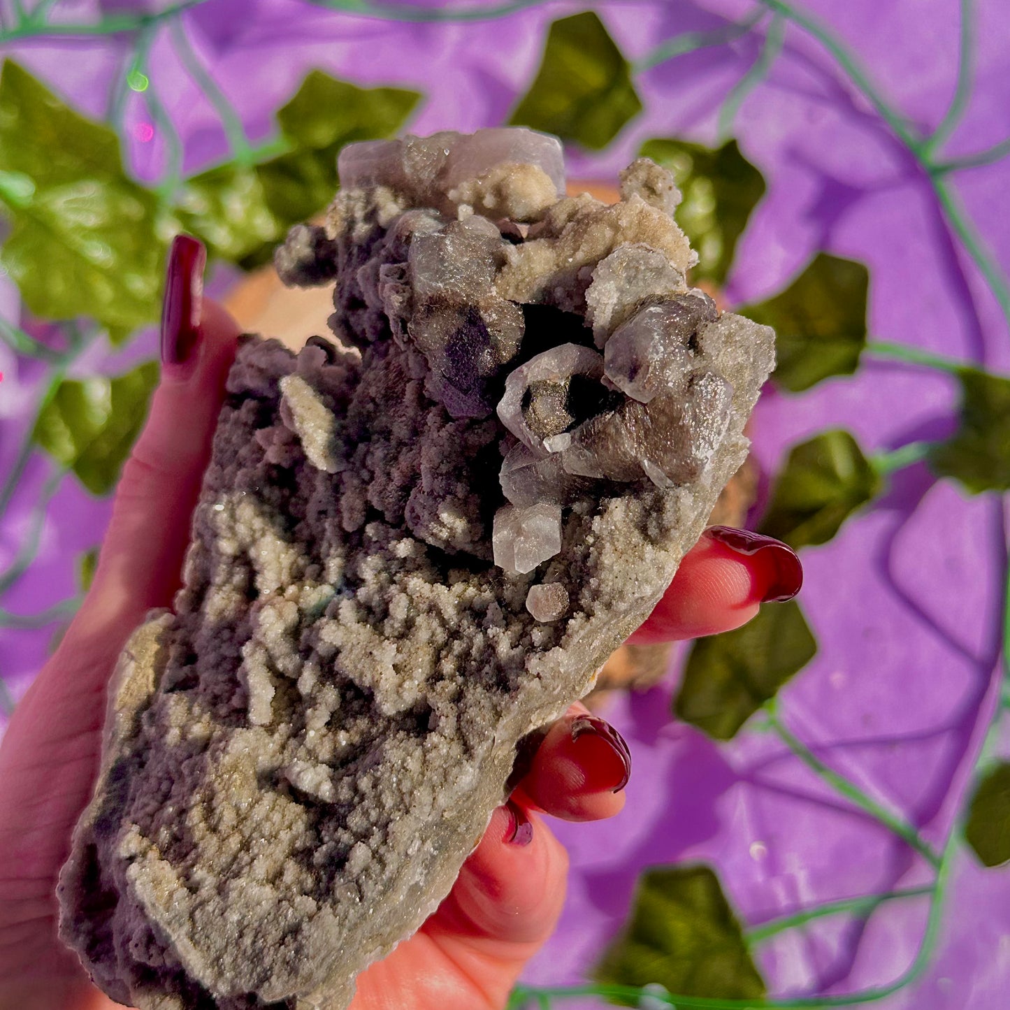 calcite colonnaire UV sur spécimen de quartz drusy D