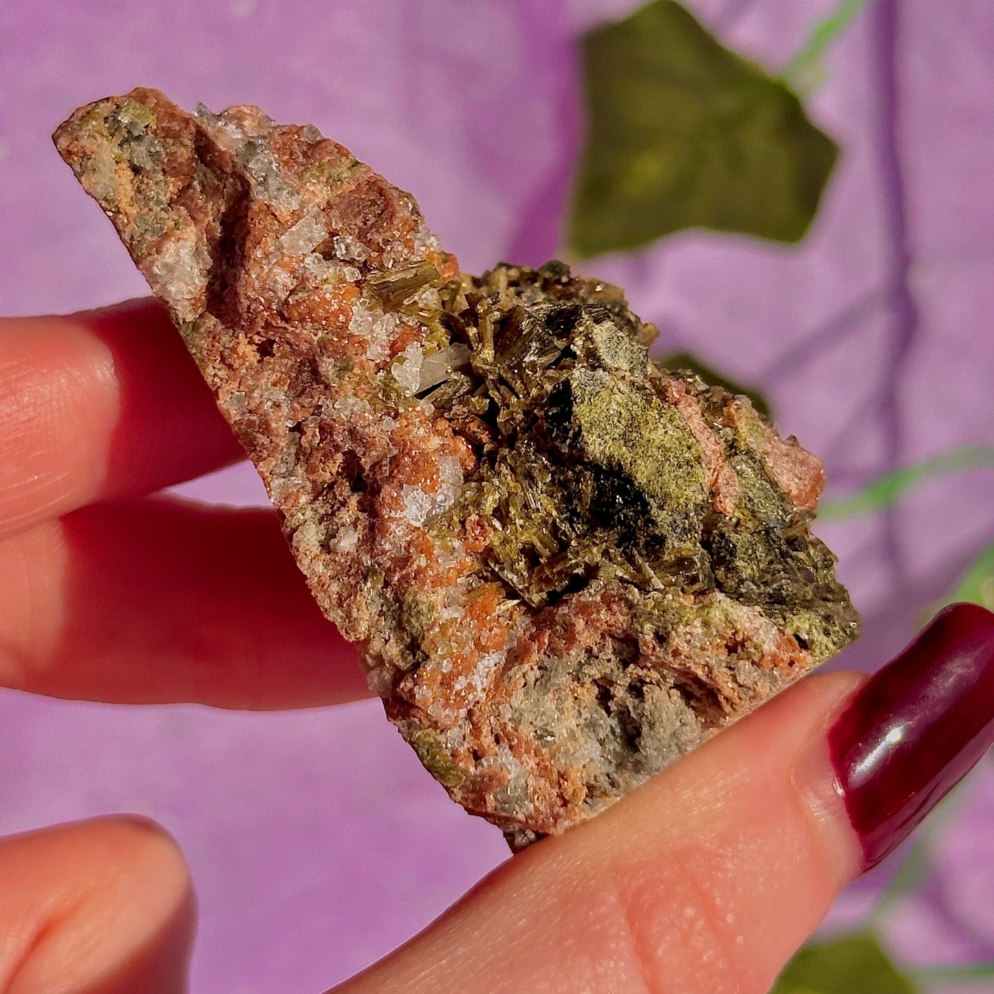 spécimen d'épidote forestière avec de la dolomite UV