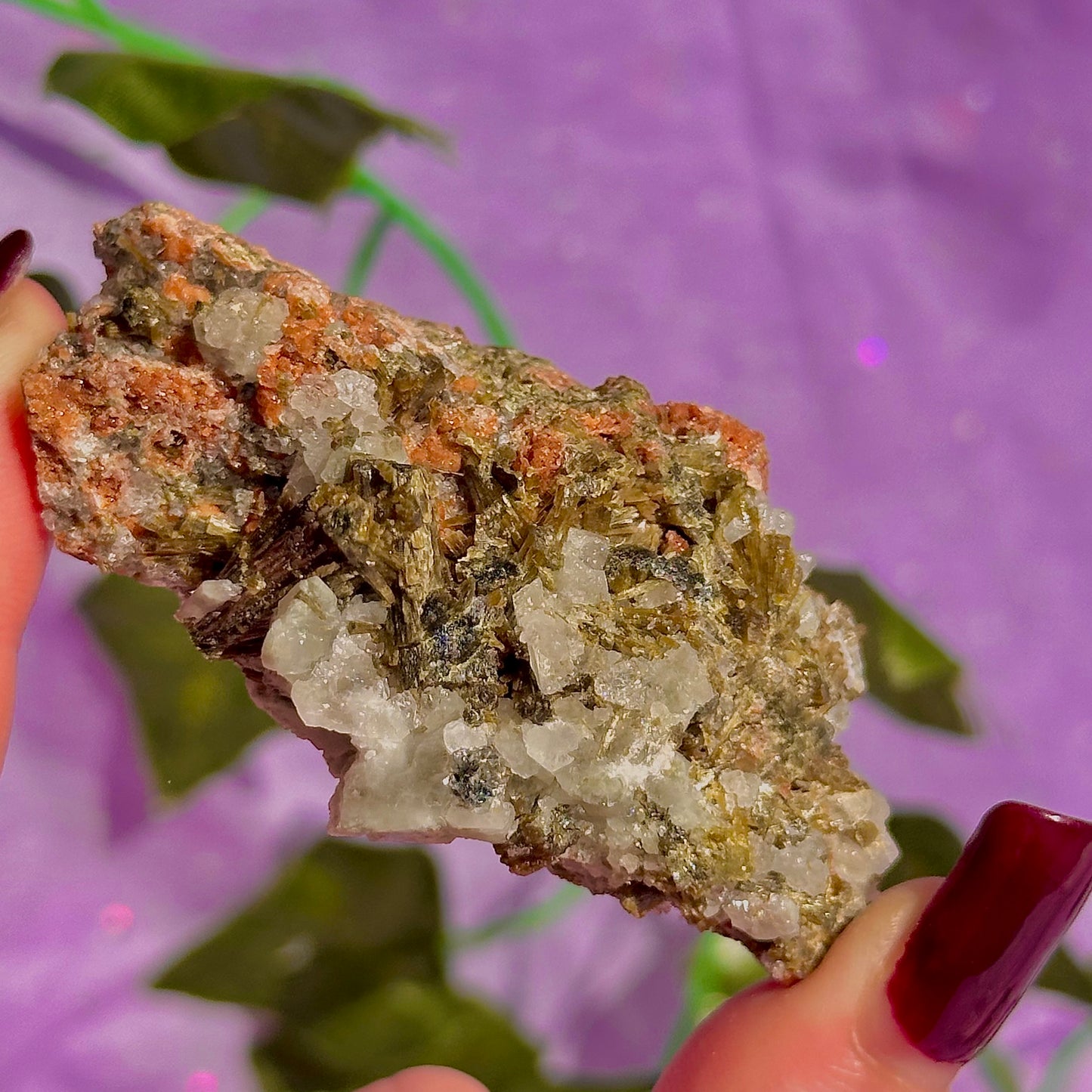 spécimen d'épidote de forêt avec quartz et grenat