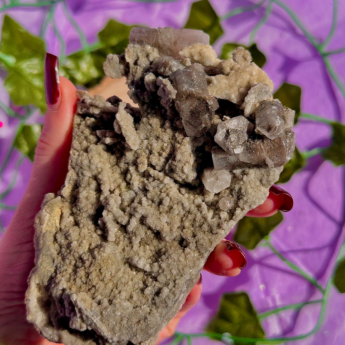 calcite colonnaire UV sur spécimen de quartz drusy D