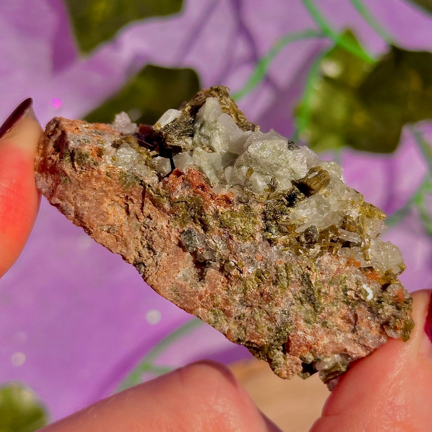 spécimen d'épidote de forêt avec quartz et grenat