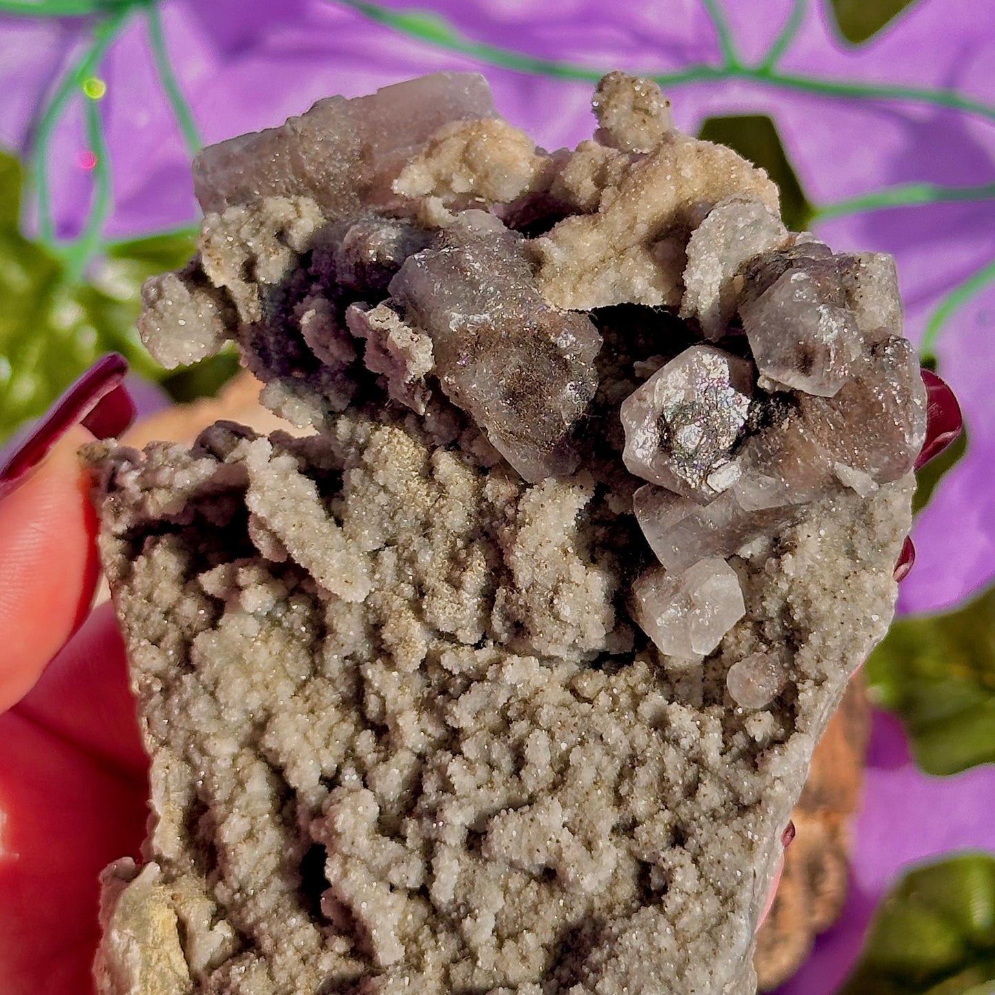 calcite colonnaire UV sur spécimen de quartz drusy D