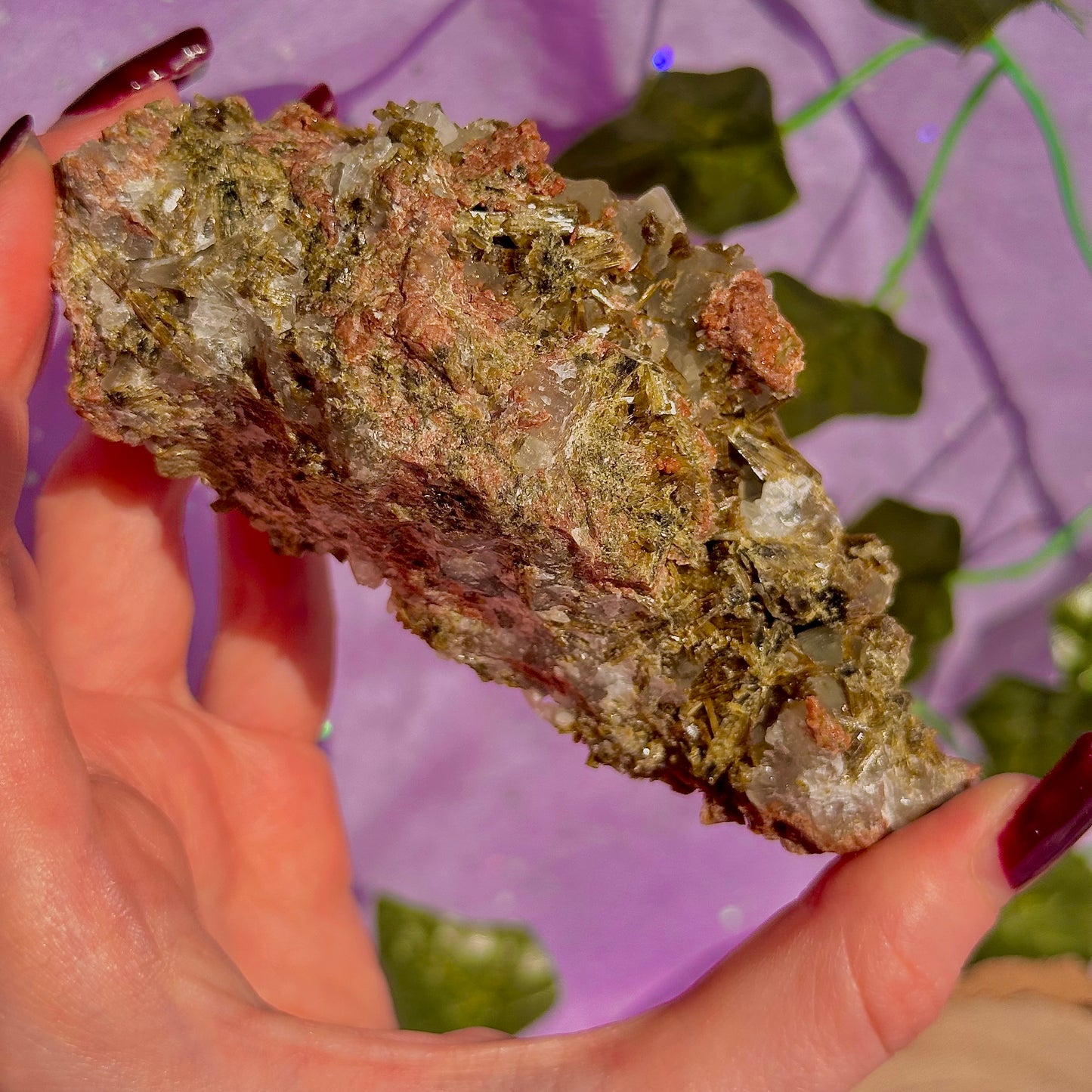 rare spécimen de prehnite, d'épidote forestière et de quartz