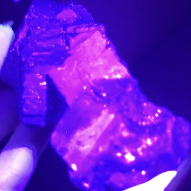 Spécimen de grappe cubique de fluorine rose noire UV