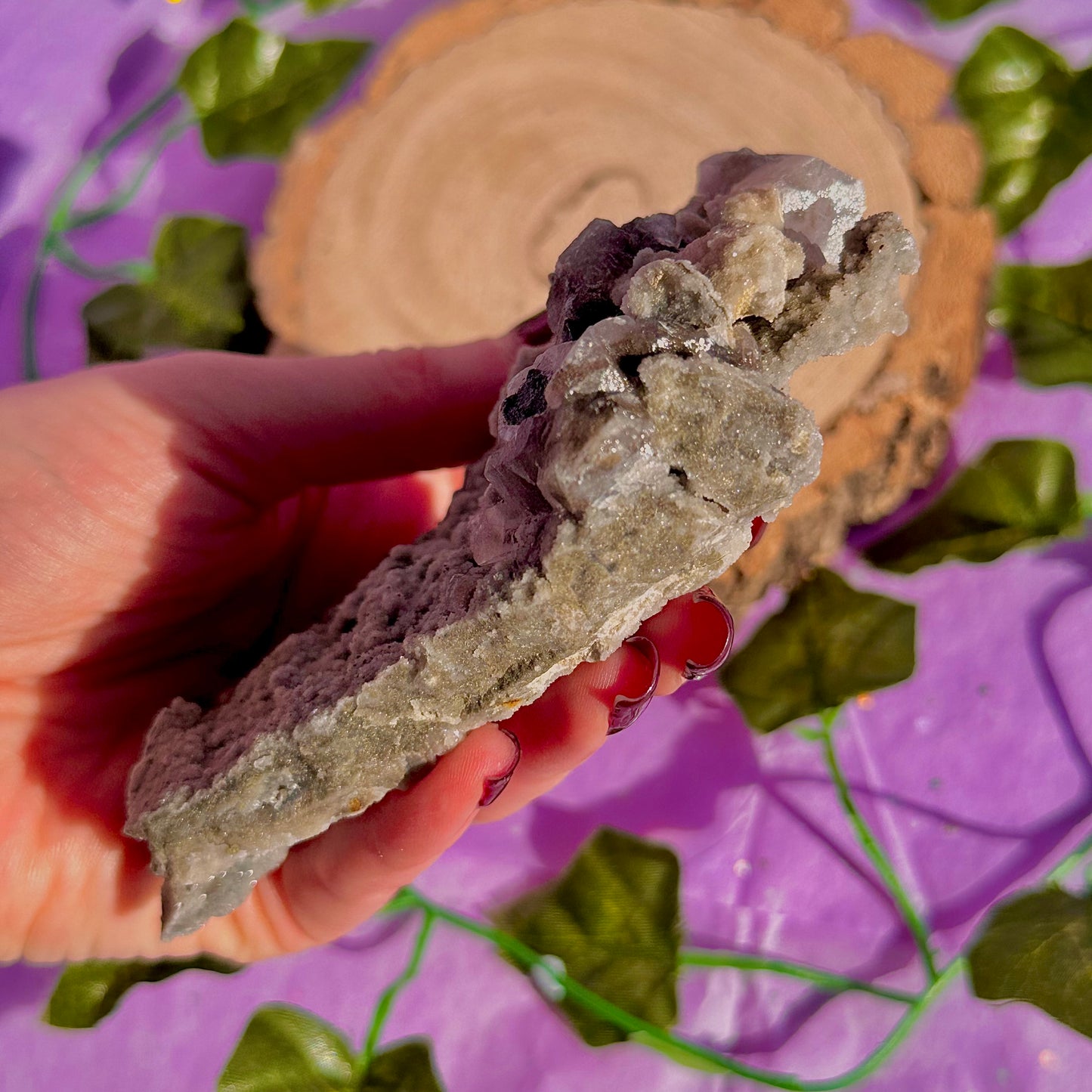 calcite colonnaire UV sur spécimen de quartz drusy D