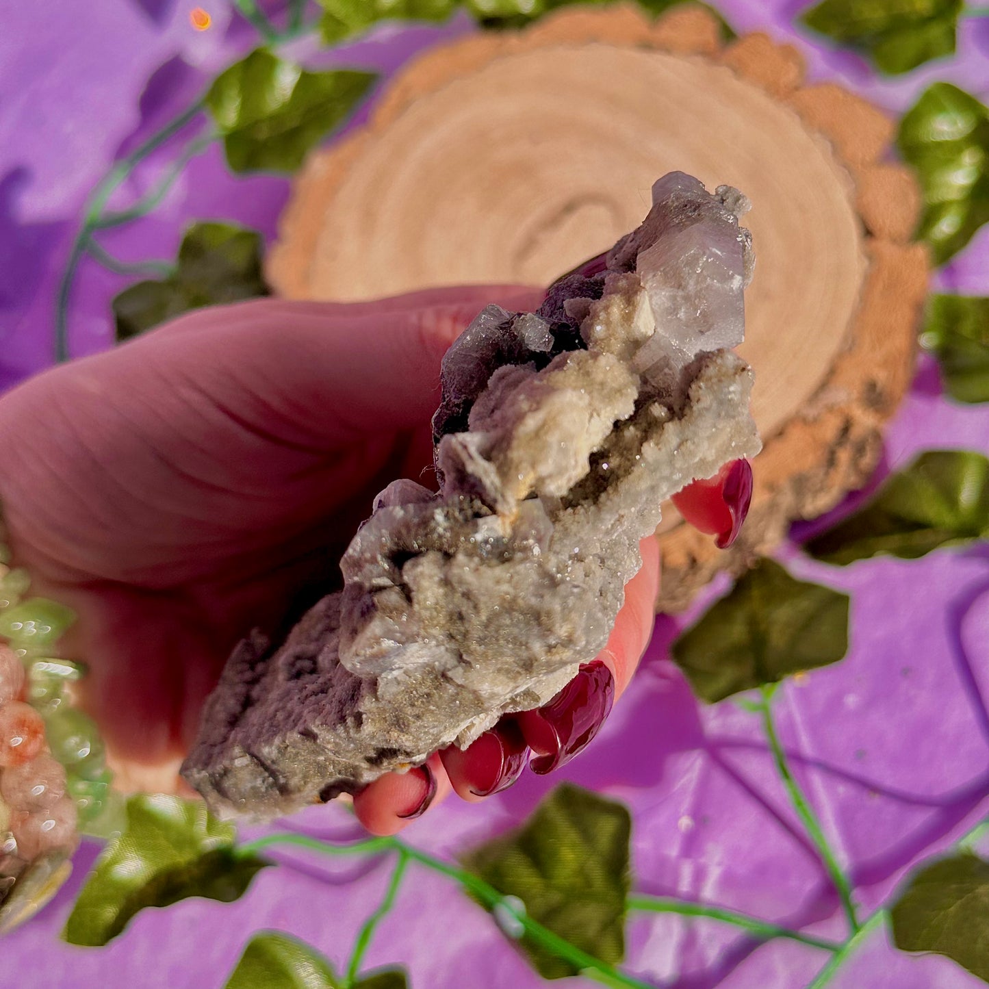 calcite colonnaire UV sur spécimen de quartz drusy D