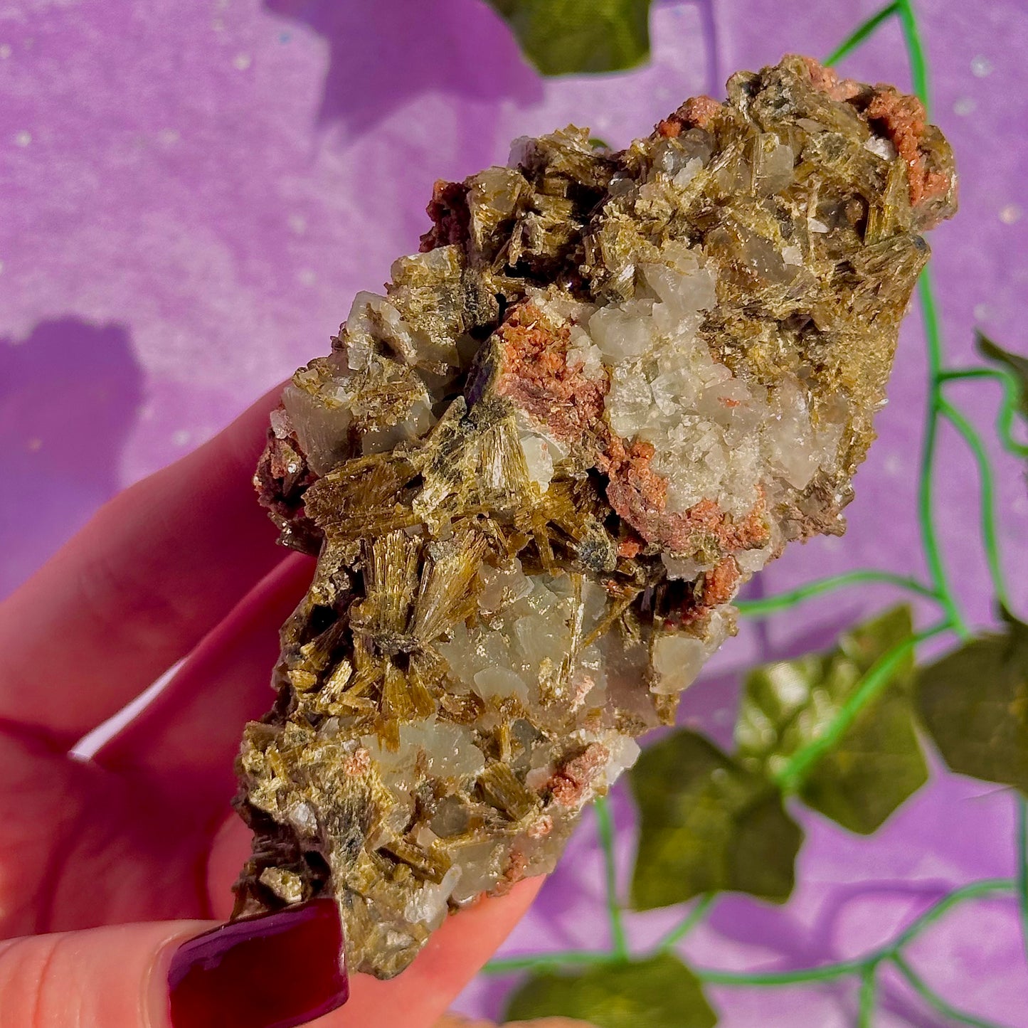 rare spécimen de prehnite, d'épidote forestière et de quartz