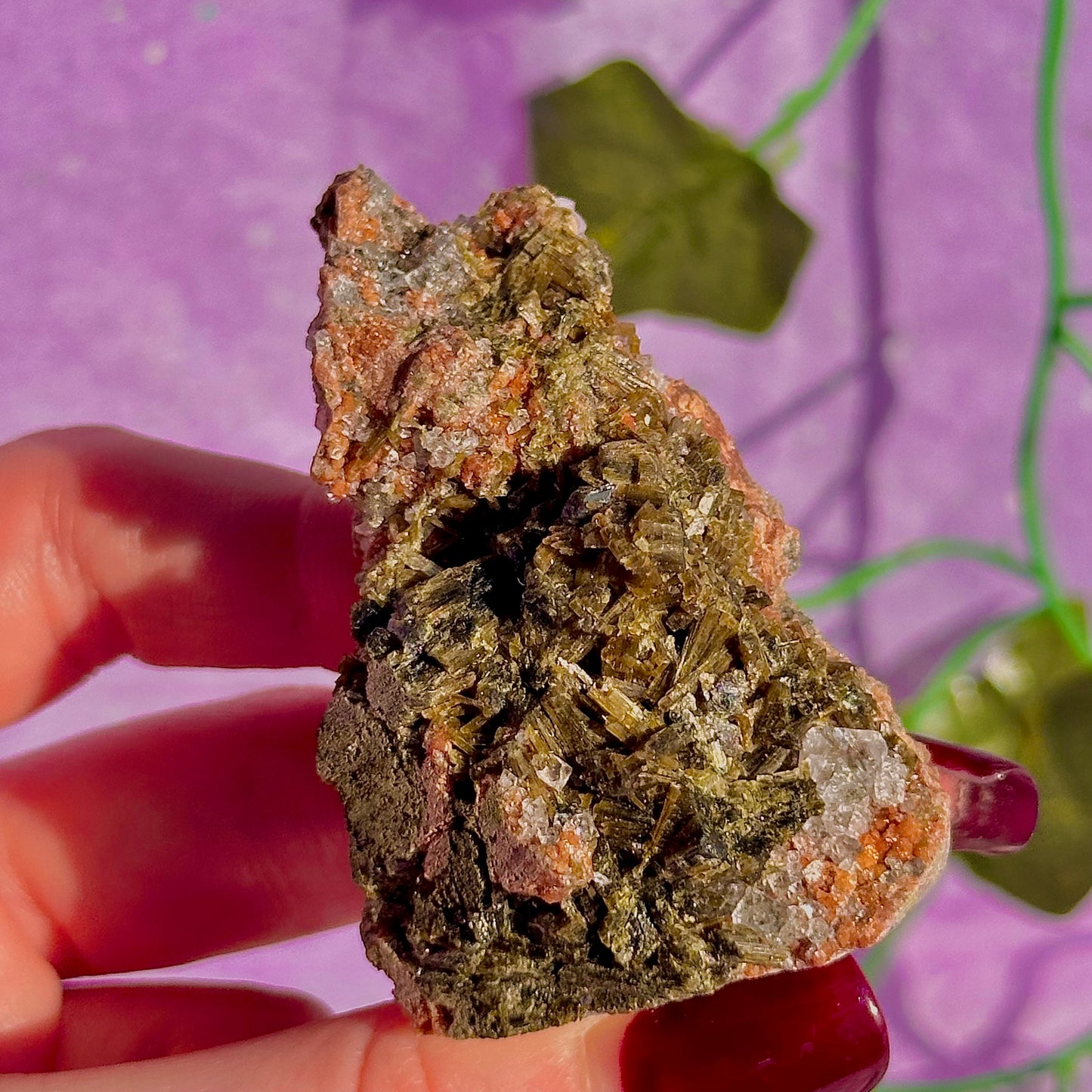 spécimen d'épidote forestière avec de la dolomite UV