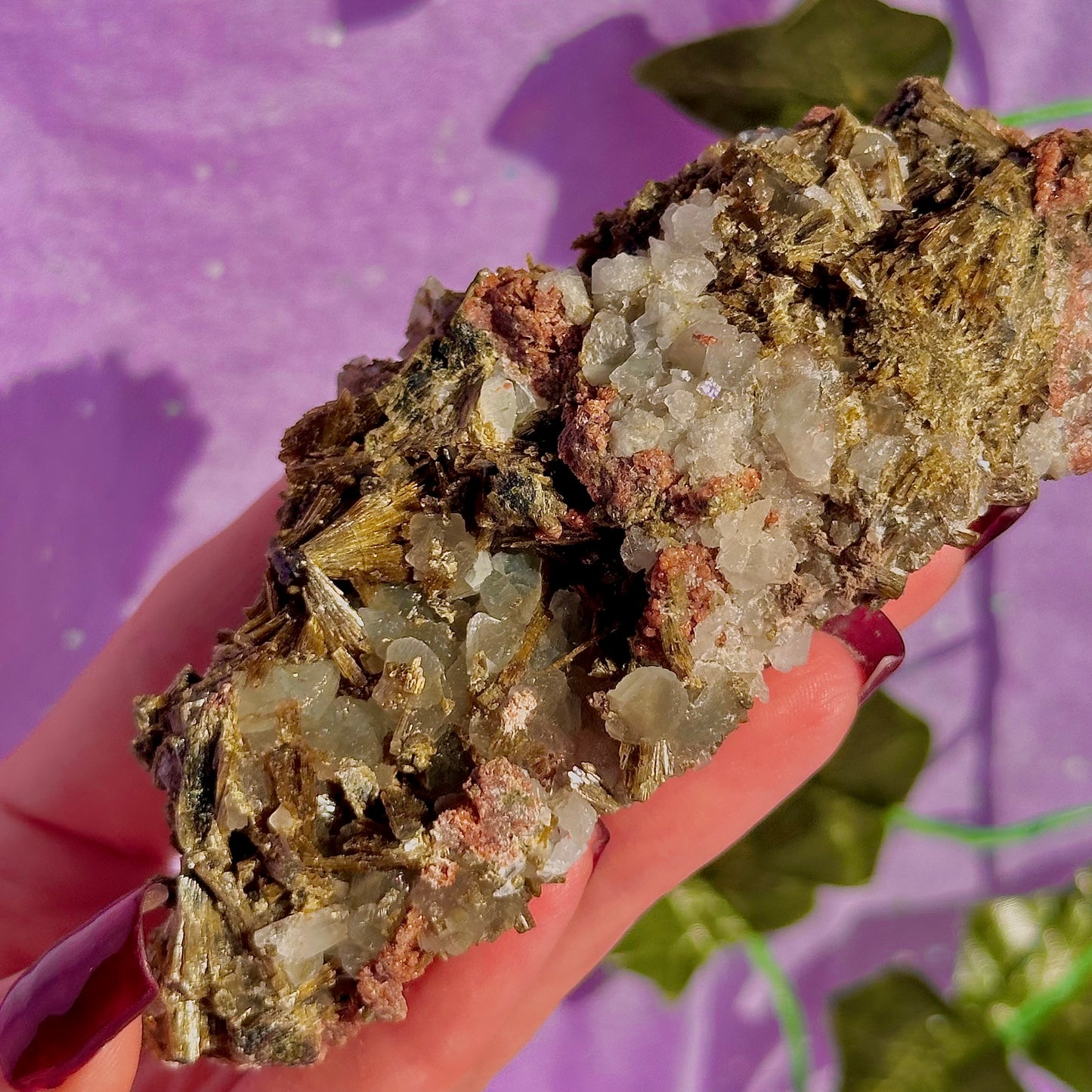 rare spécimen de prehnite, d'épidote forestière et de quartz