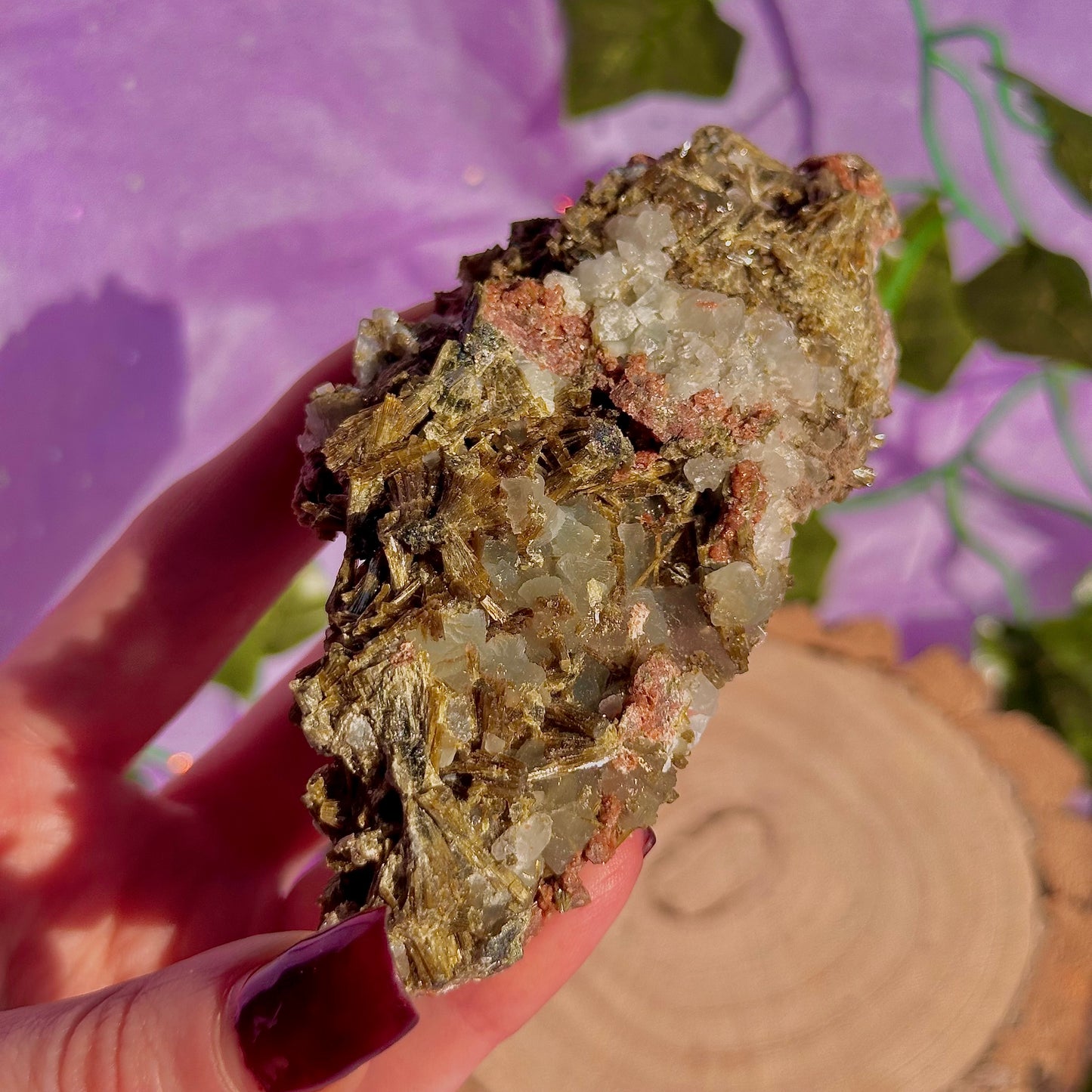 rare spécimen de prehnite, d'épidote forestière et de quartz