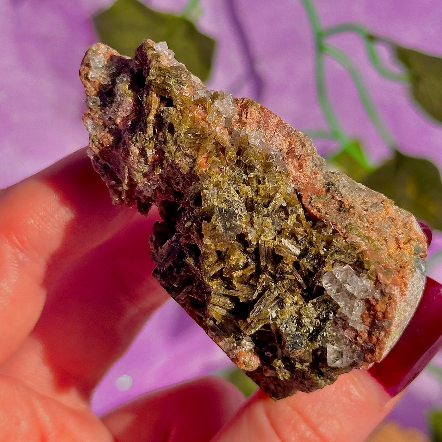 spécimen d'épidote forestière avec de la dolomite UV