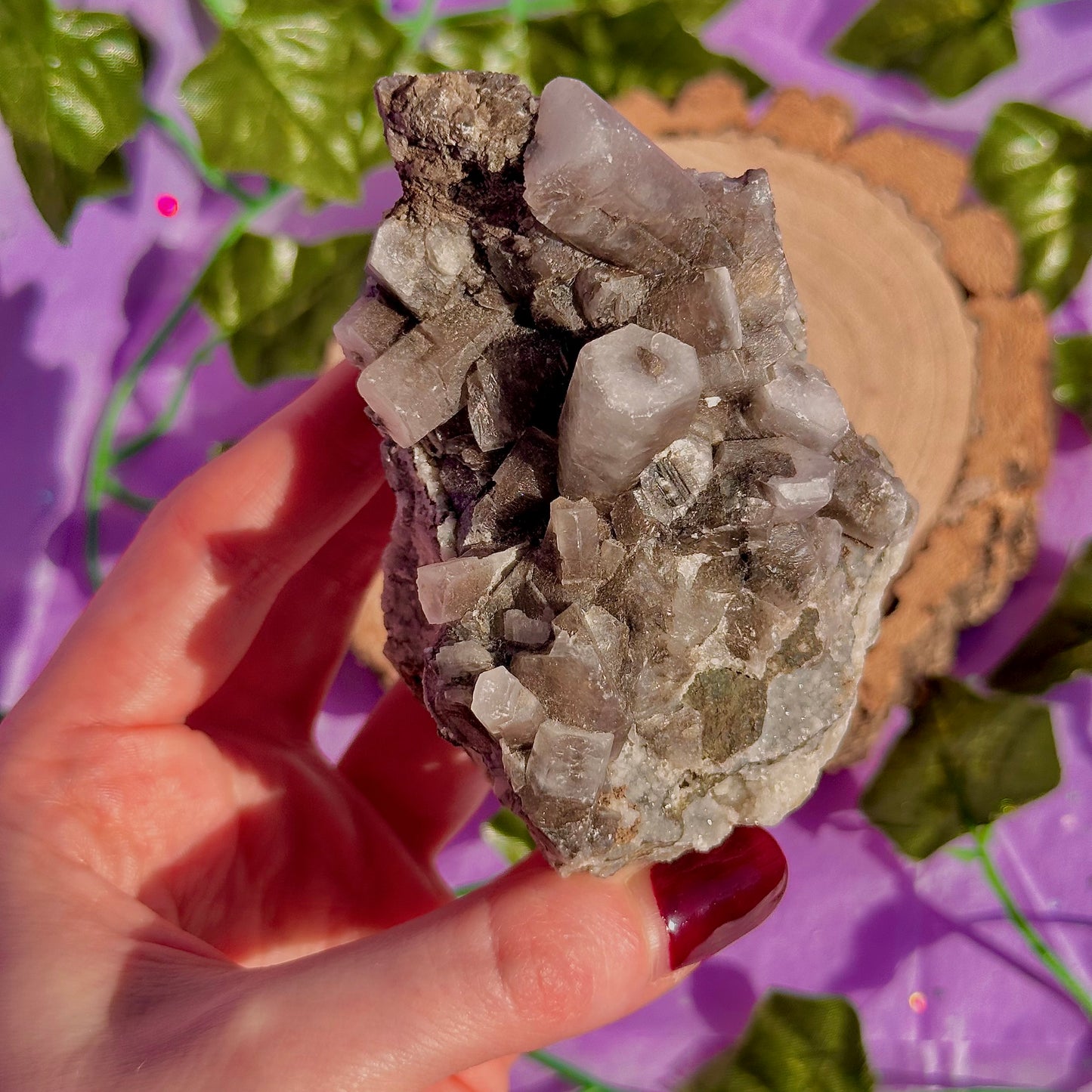 calcite colonnaire UV sur spécimen de quartz drusique B