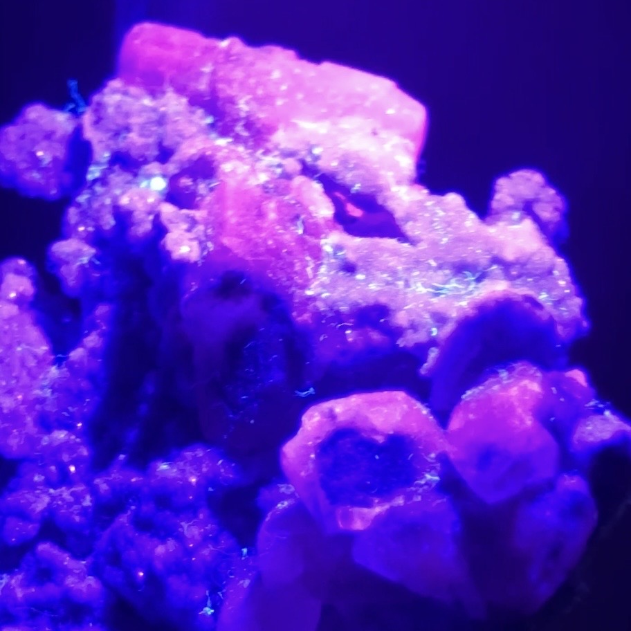 calcite colonnaire UV sur spécimen de quartz drusy D