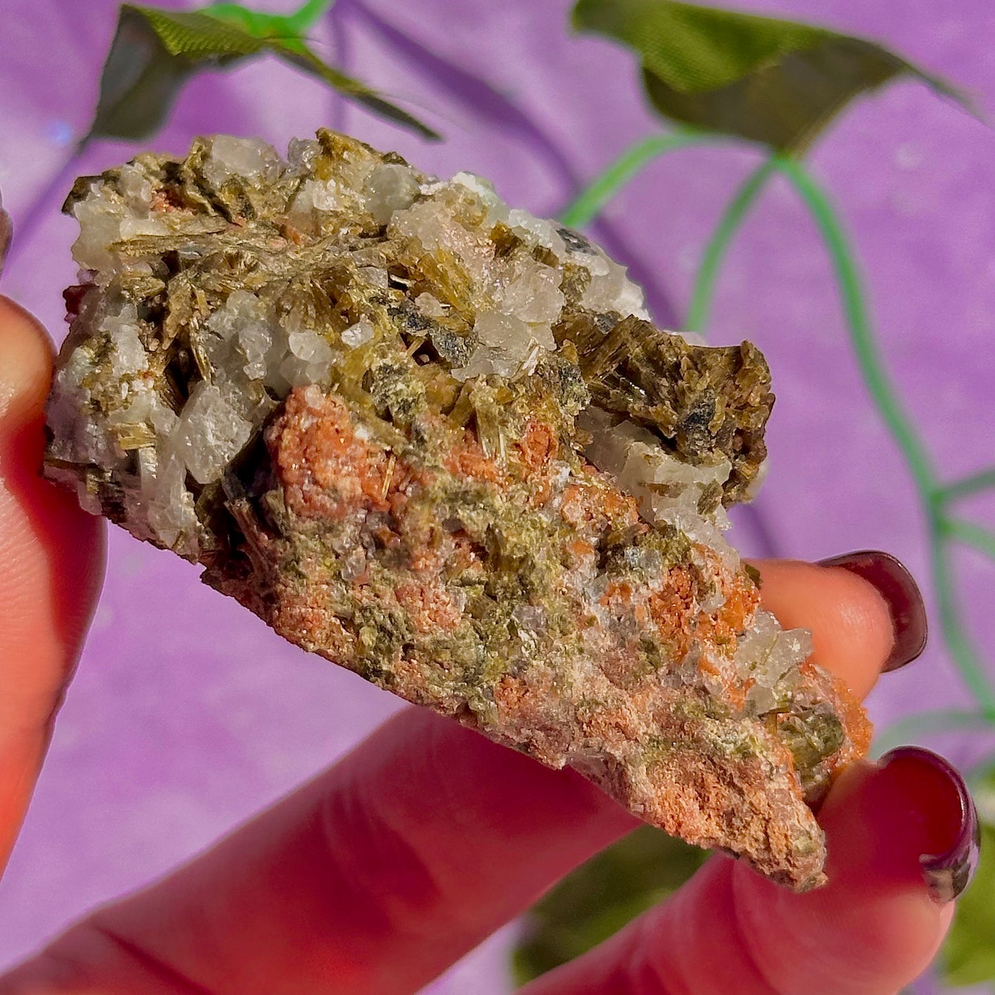 spécimen d'épidote de forêt avec quartz et grenat