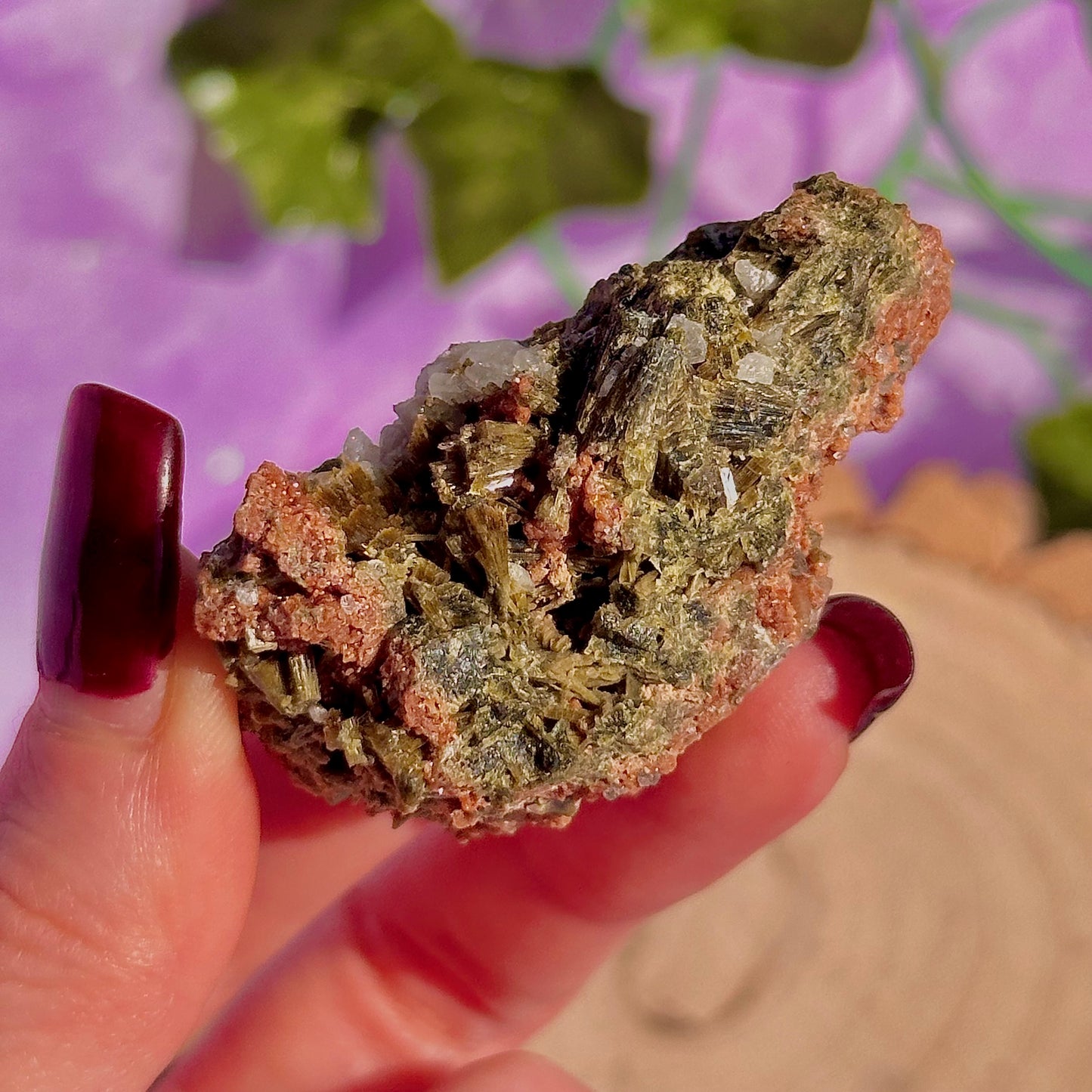 Épidote forêt avec spécimen de quartz