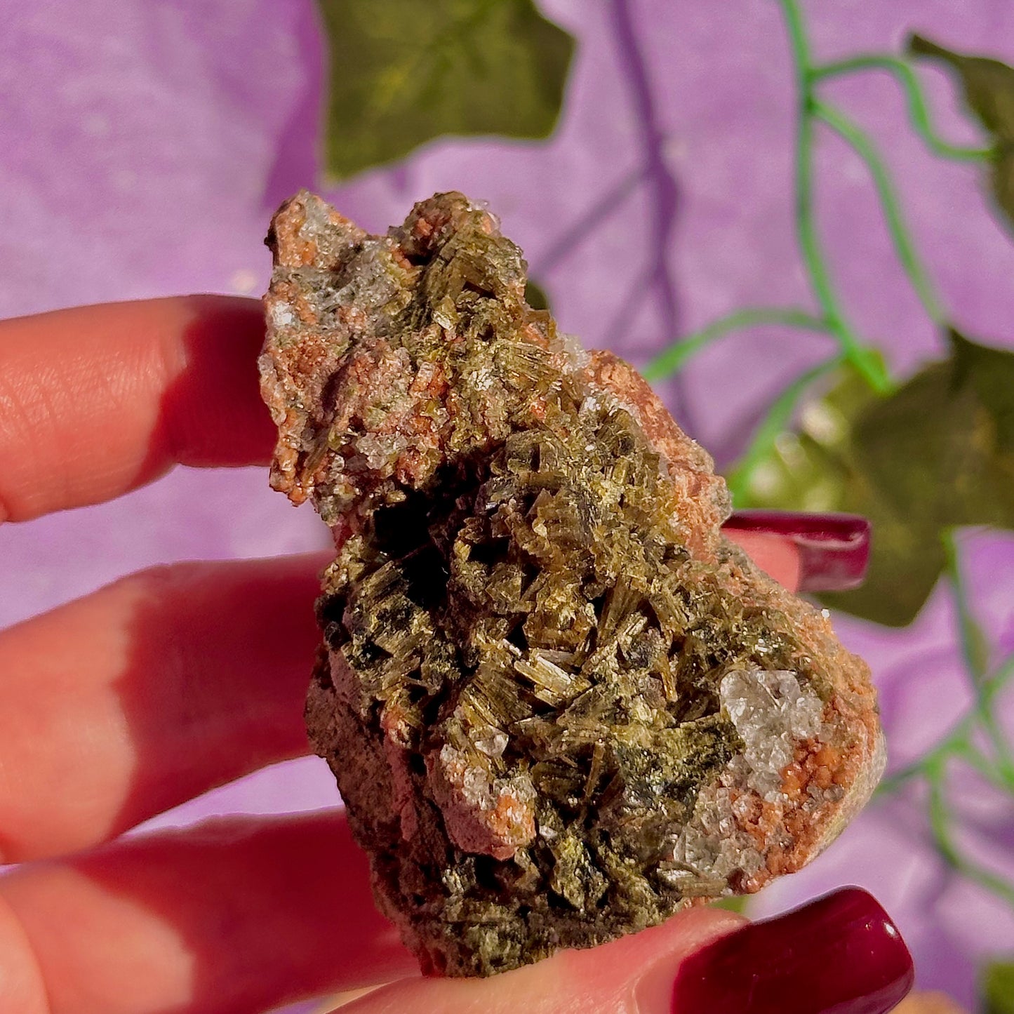 spécimen d'épidote forestière avec de la dolomite UV