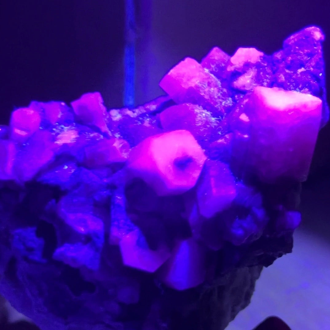 calcite colonnaire UV sur spécimen de quartz drusique B