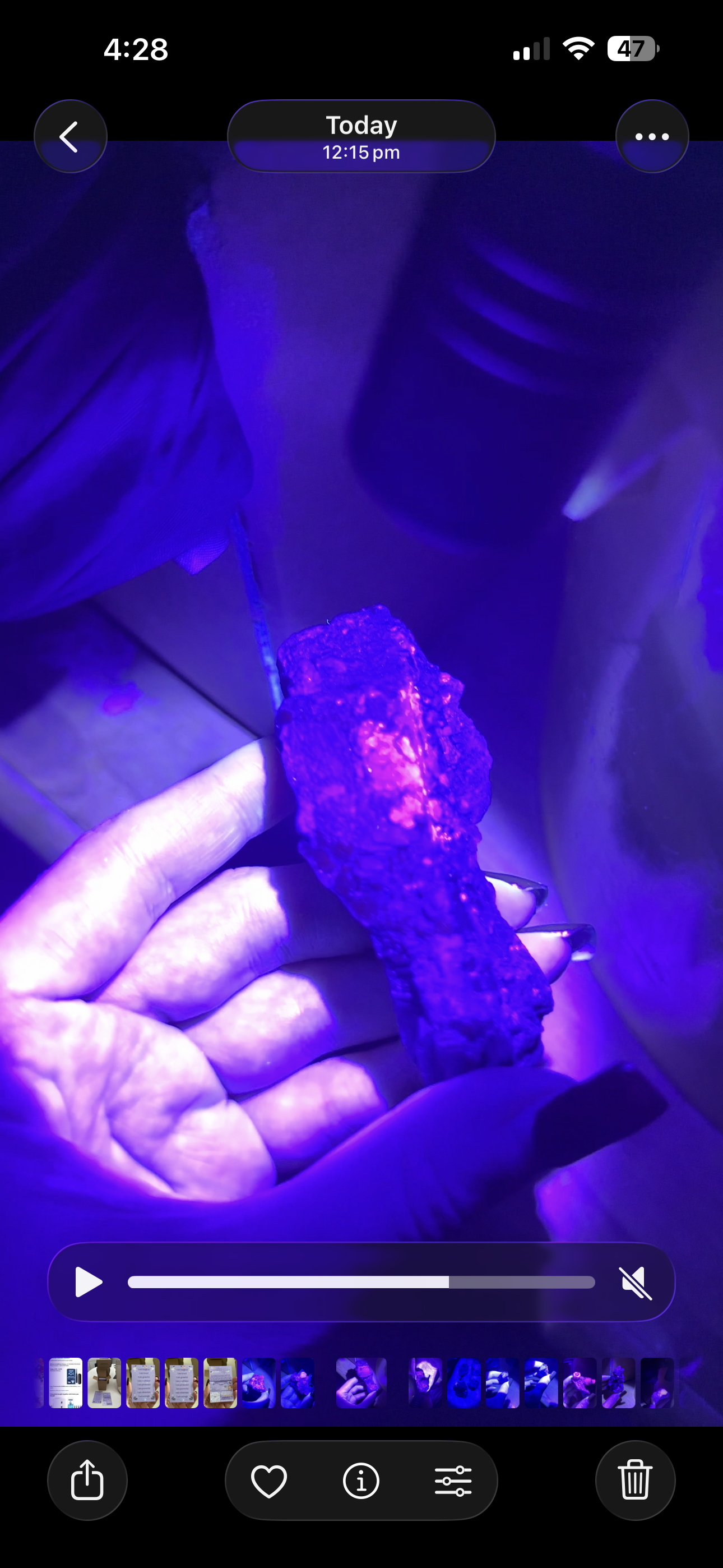 Spécimen de grappe cubique de fluorine rose noire UV