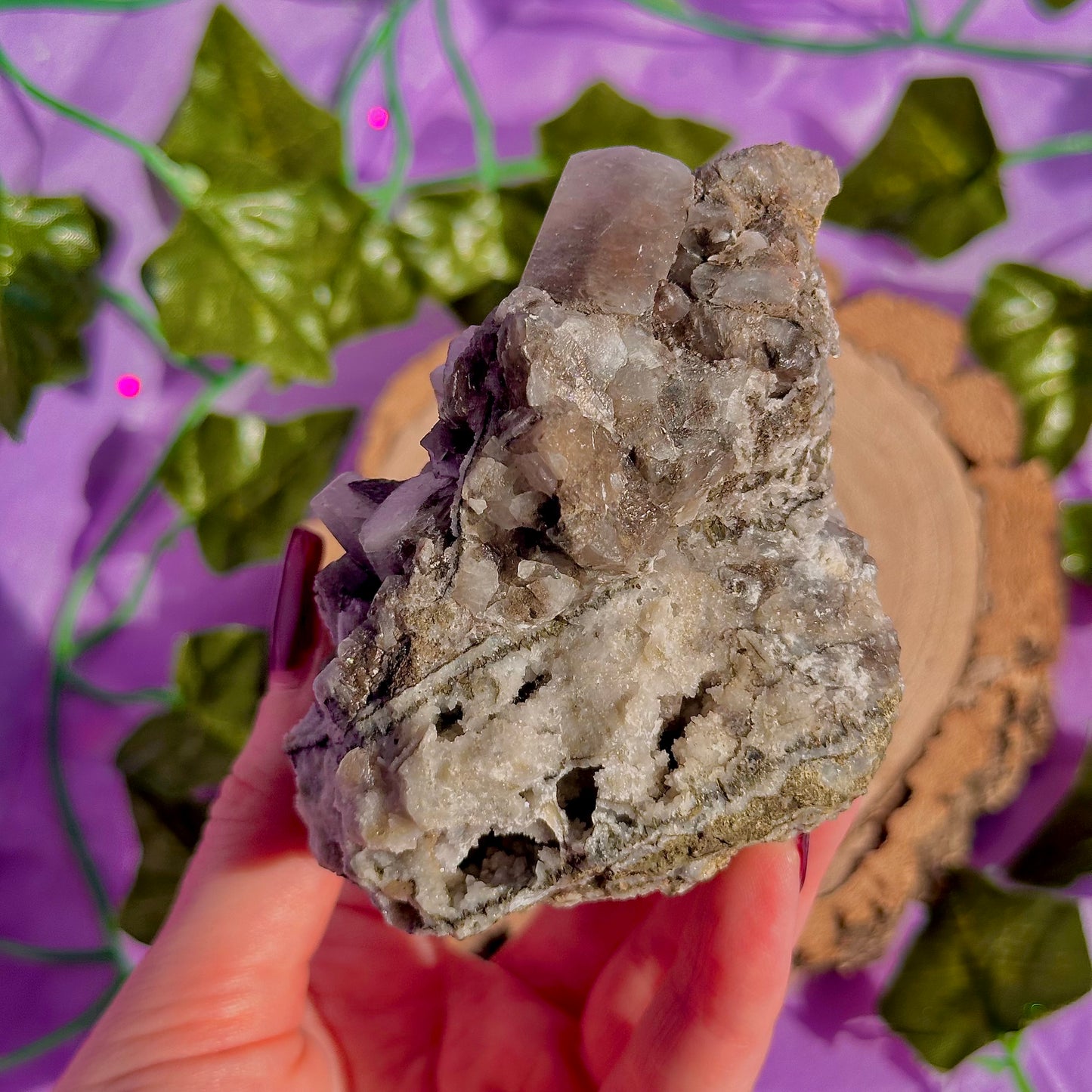 calcite colonnaire UV sur spécimen de quartz drusique B