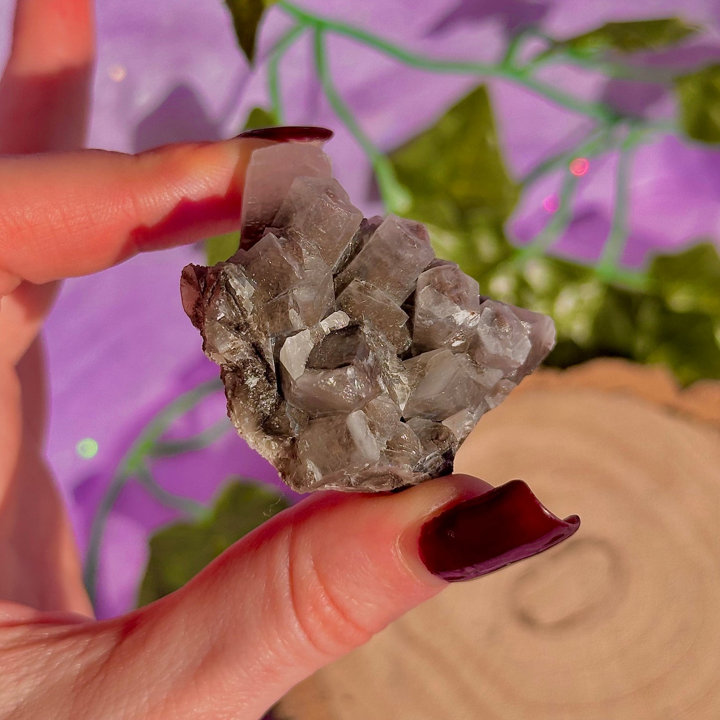 spécimen de calcite colonnaire UV sur quartz drusique A