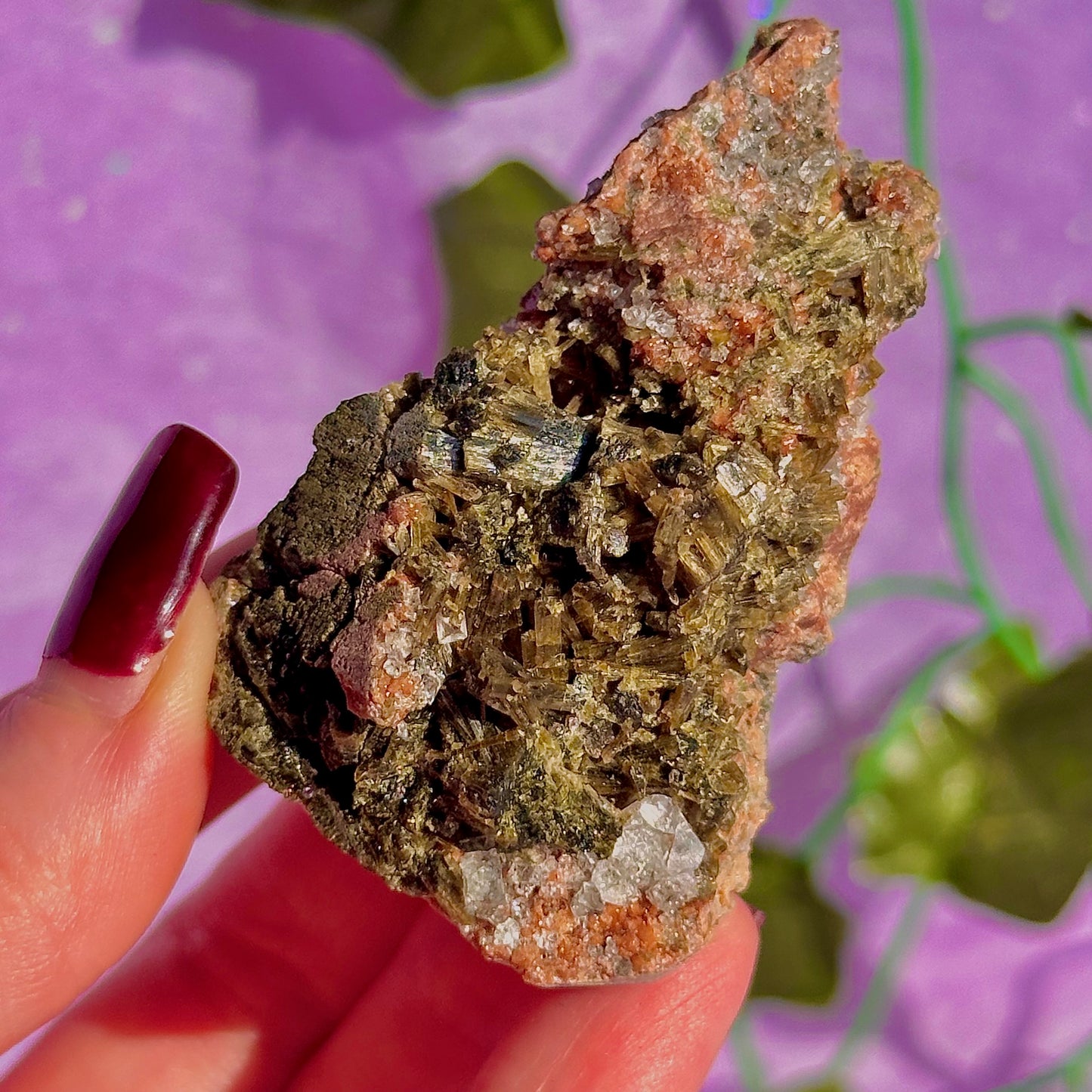 spécimen d'épidote forestière avec de la dolomite UV