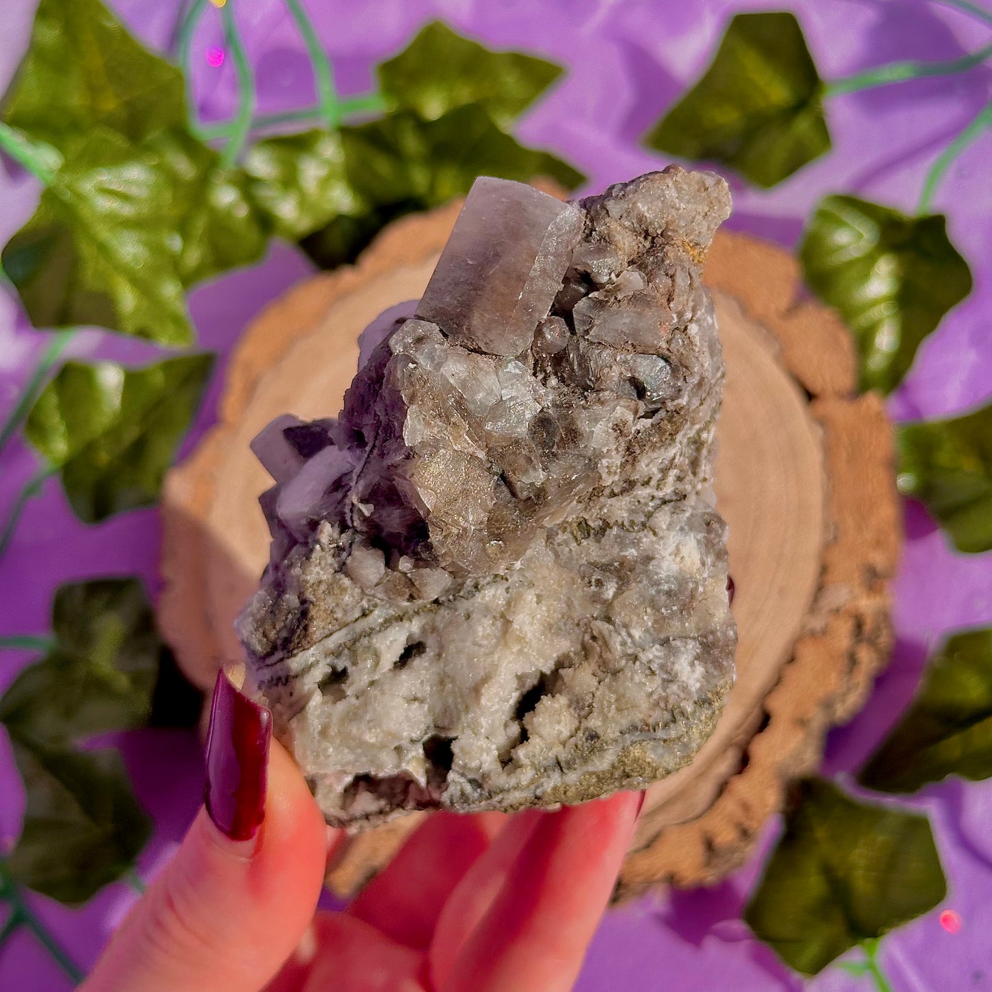 calcite colonnaire UV sur spécimen de quartz drusique B