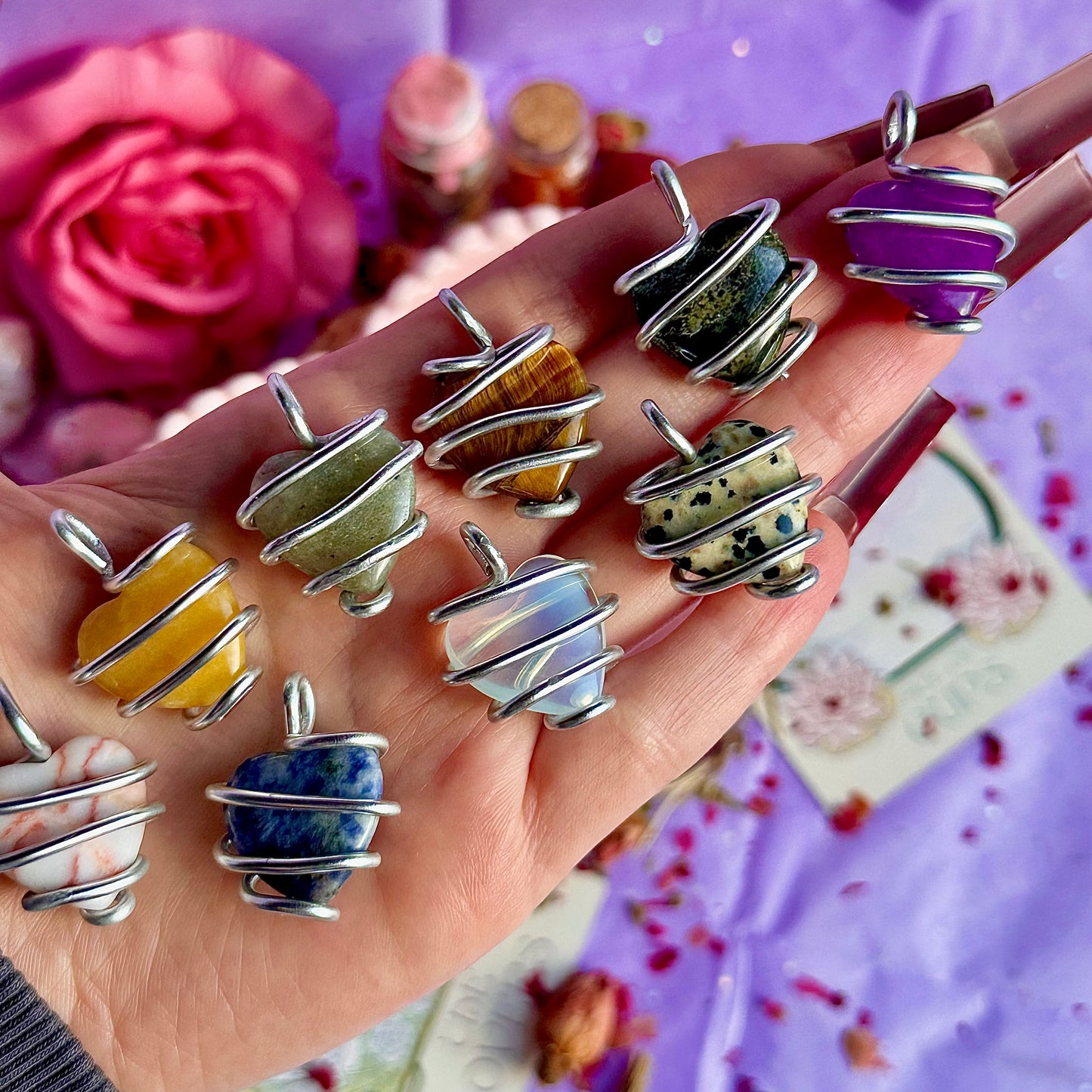 pendentifs cœurs entrelacés ~ enveloppés dans du fil d'aluminium par mes soins