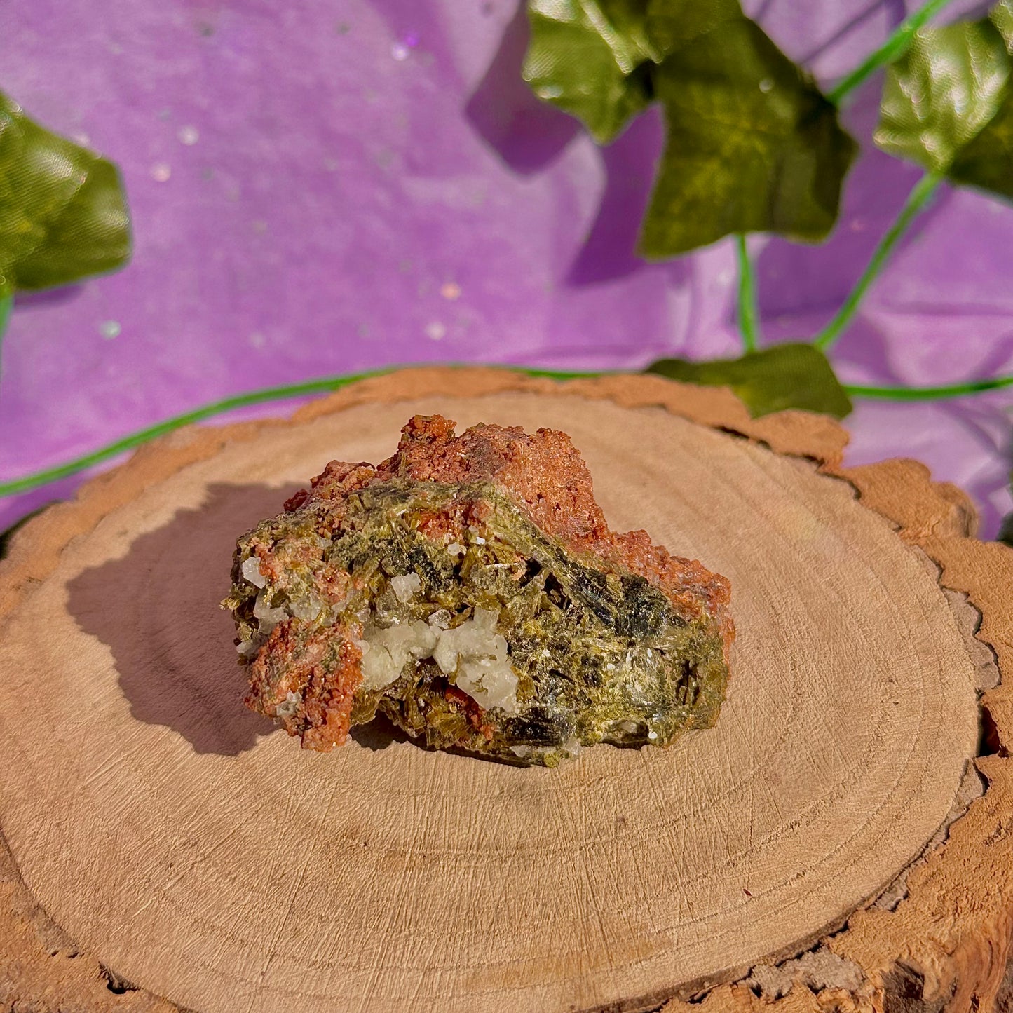 Épidote forêt avec spécimen de quartz