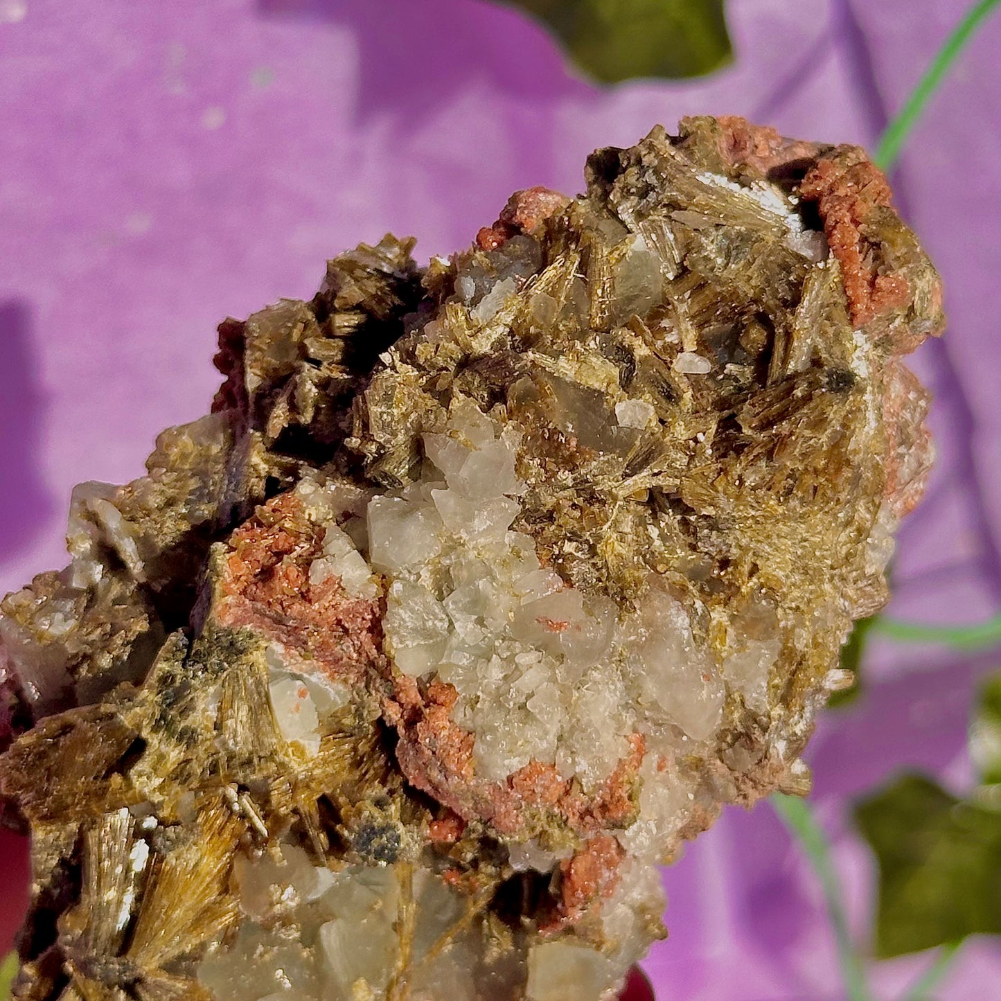 rare spécimen de prehnite, d'épidote forestière et de quartz