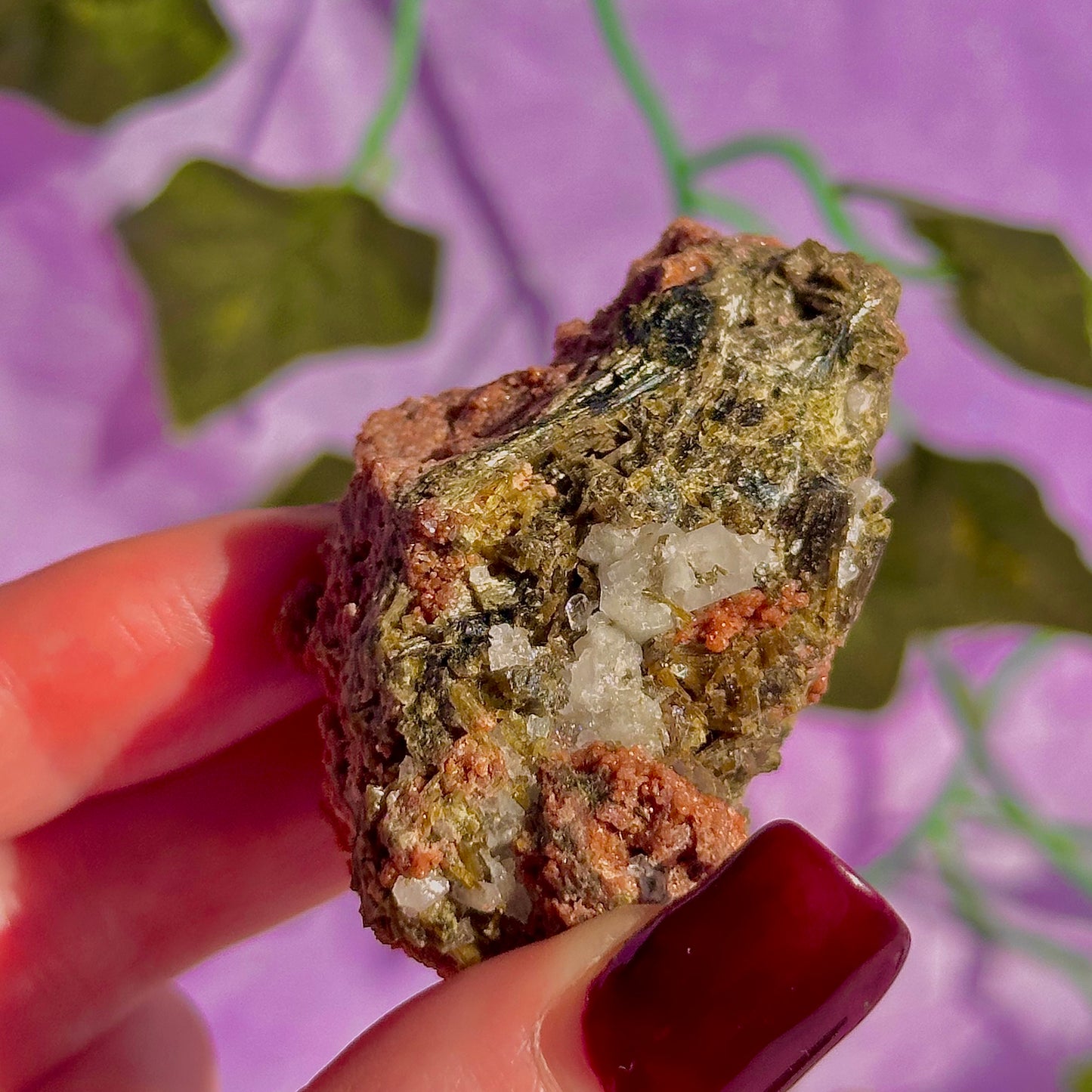 Épidote forêt avec spécimen de quartz