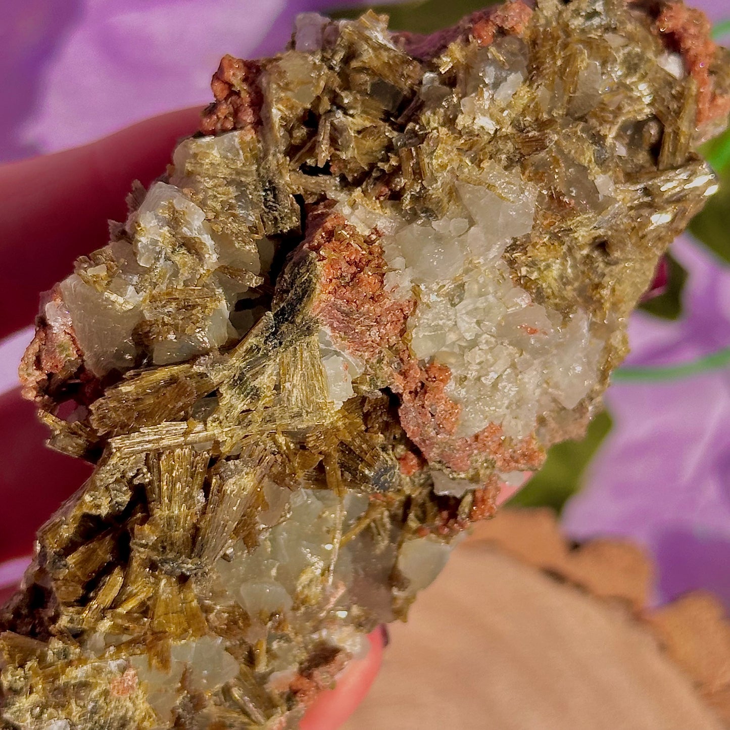 rare spécimen de prehnite, d'épidote forestière et de quartz