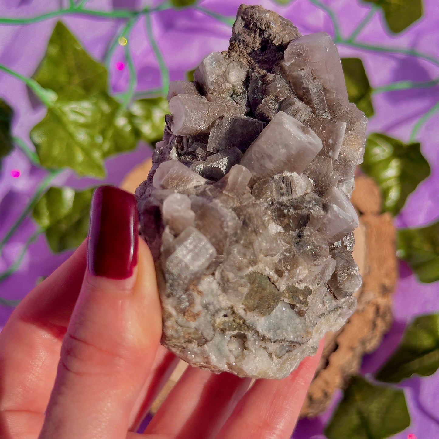 calcite colonnaire UV sur spécimen de quartz drusique B