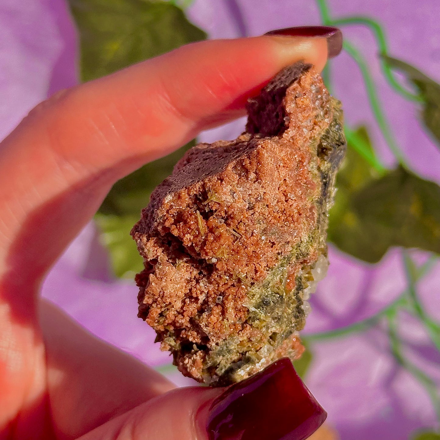 Épidote forêt avec spécimen de quartz