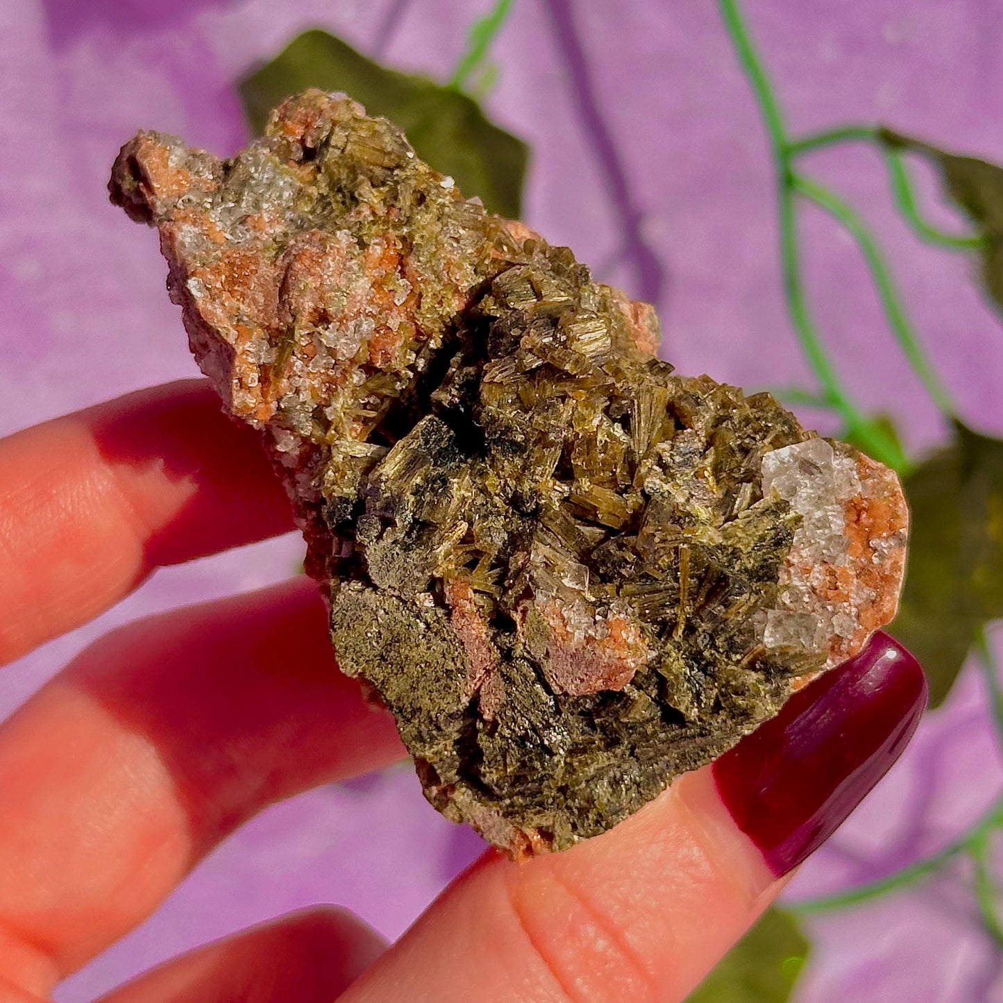 spécimen d'épidote forestière avec de la dolomite UV