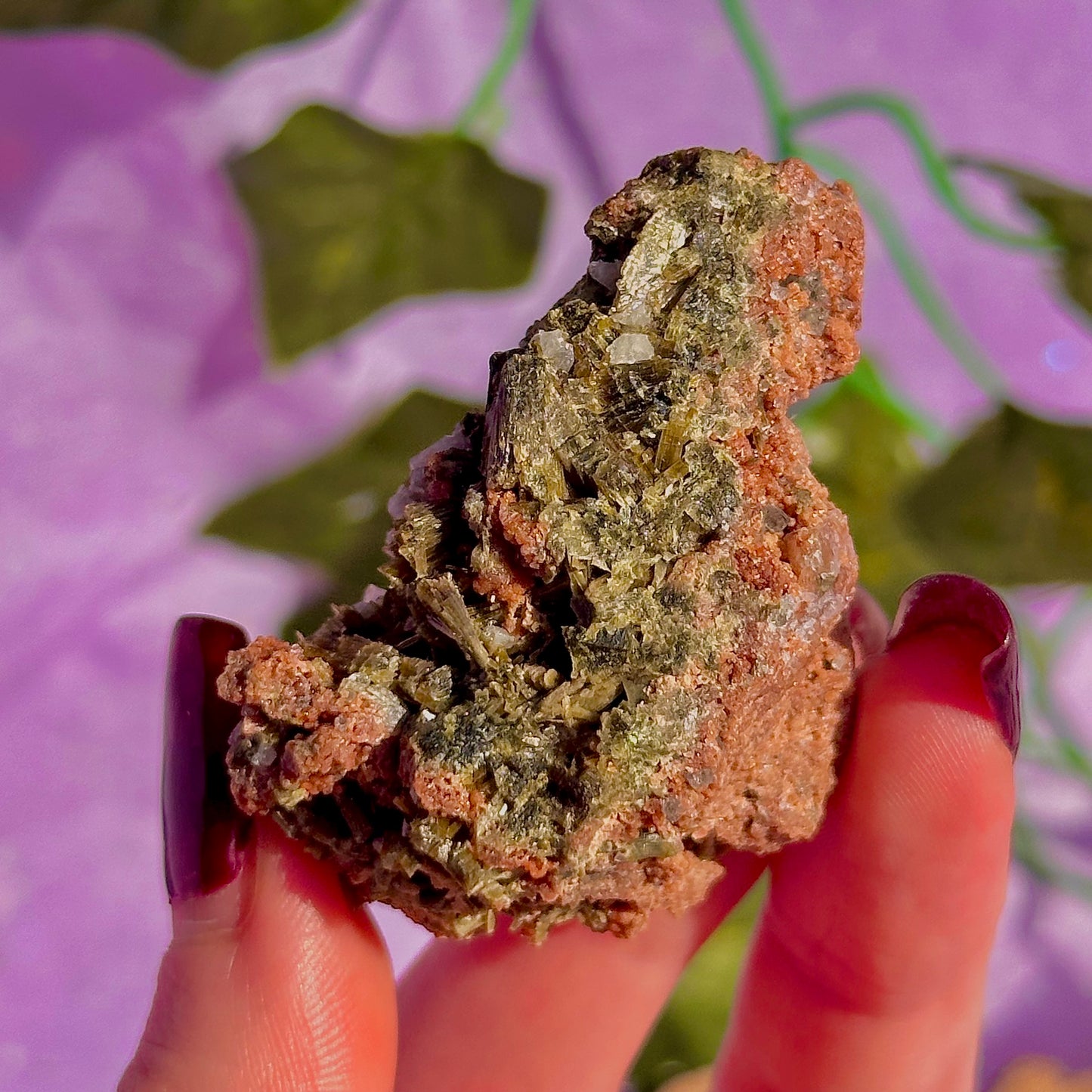 Épidote forêt avec spécimen de quartz