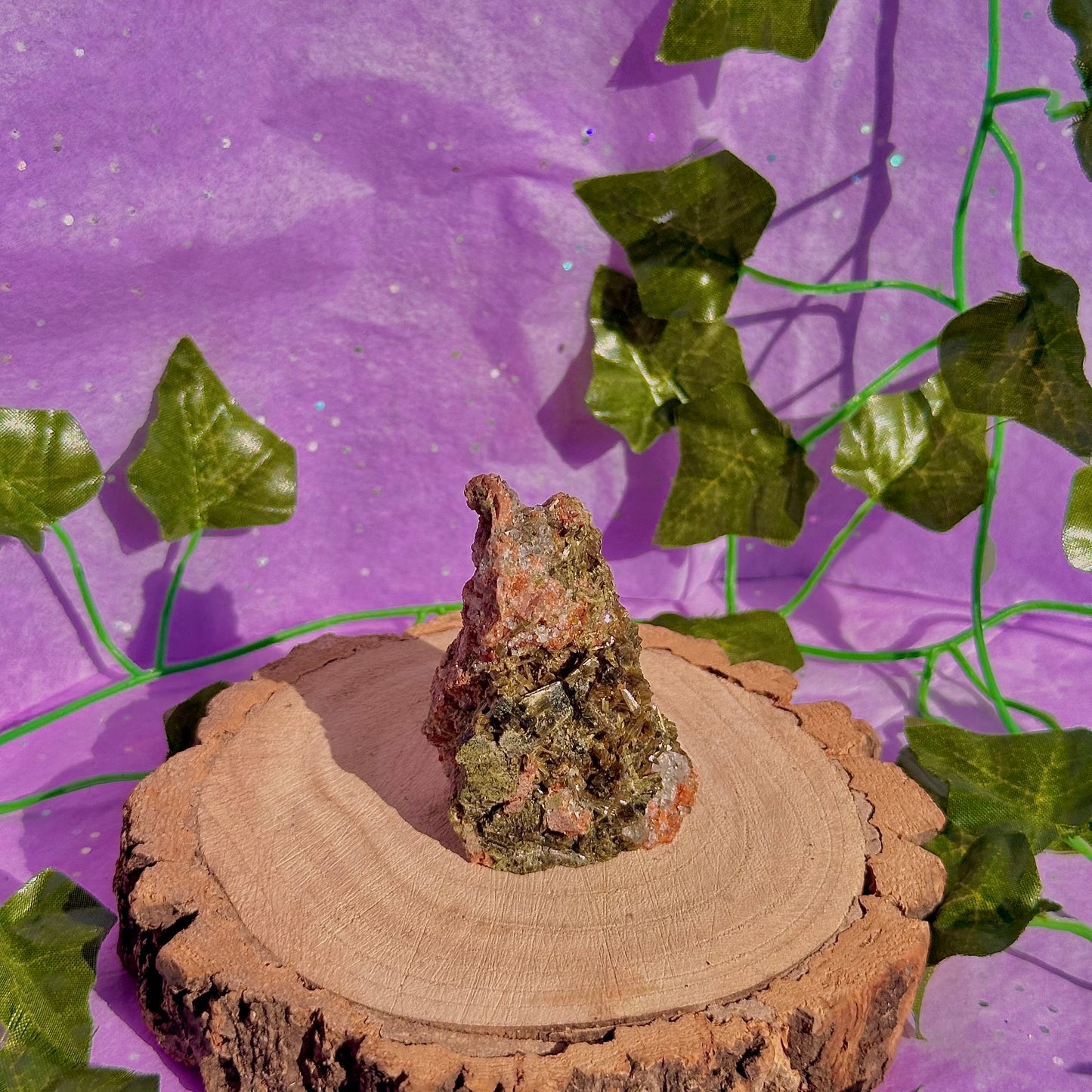 spécimen d'épidote forestière avec de la dolomite UV