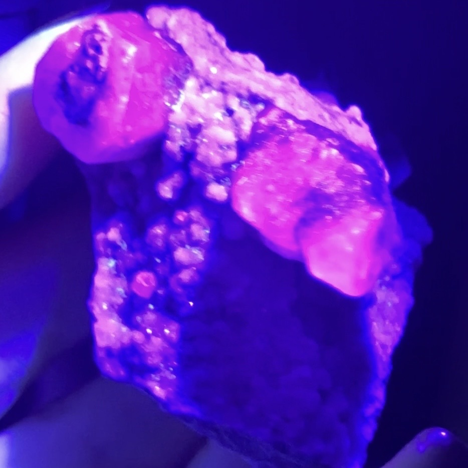 spécimen C de calcite colonnaire UV sur quartz drusique