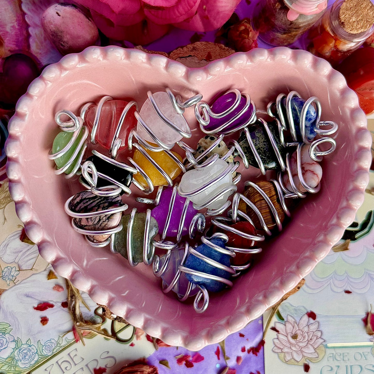 pendentifs cœurs entrelacés ~ enveloppés dans du fil d'aluminium par mes soins