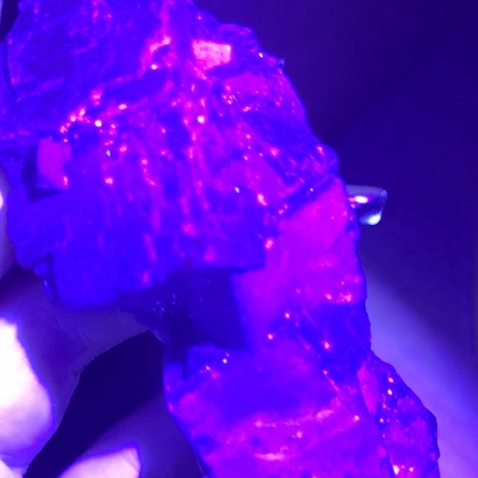 Spécimen de grappe cubique de fluorine rose noire UV