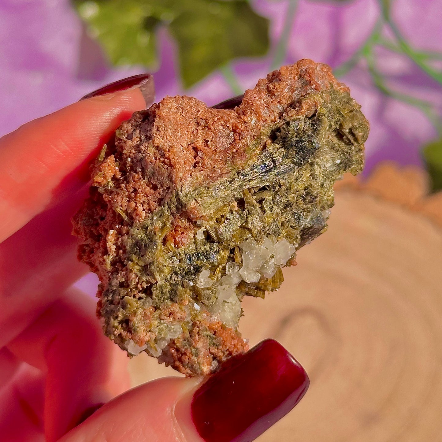 Épidote forêt avec spécimen de quartz
