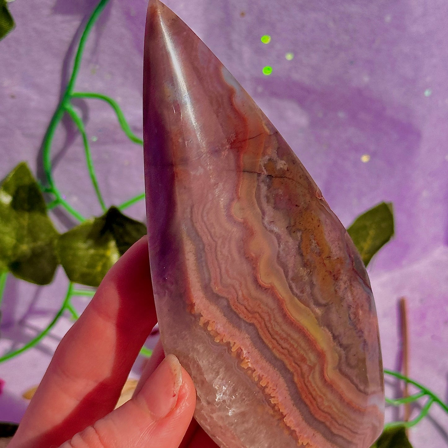 moss & crazy lace agate teardrop carving
