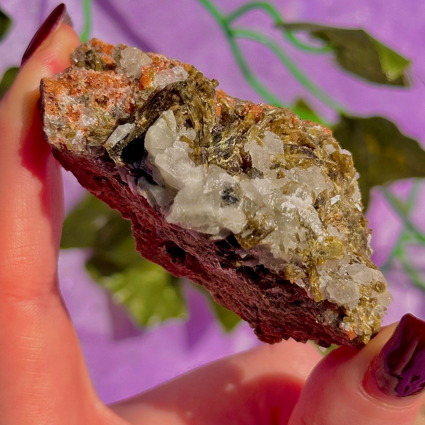spécimen d'épidote de forêt avec quartz et grenat