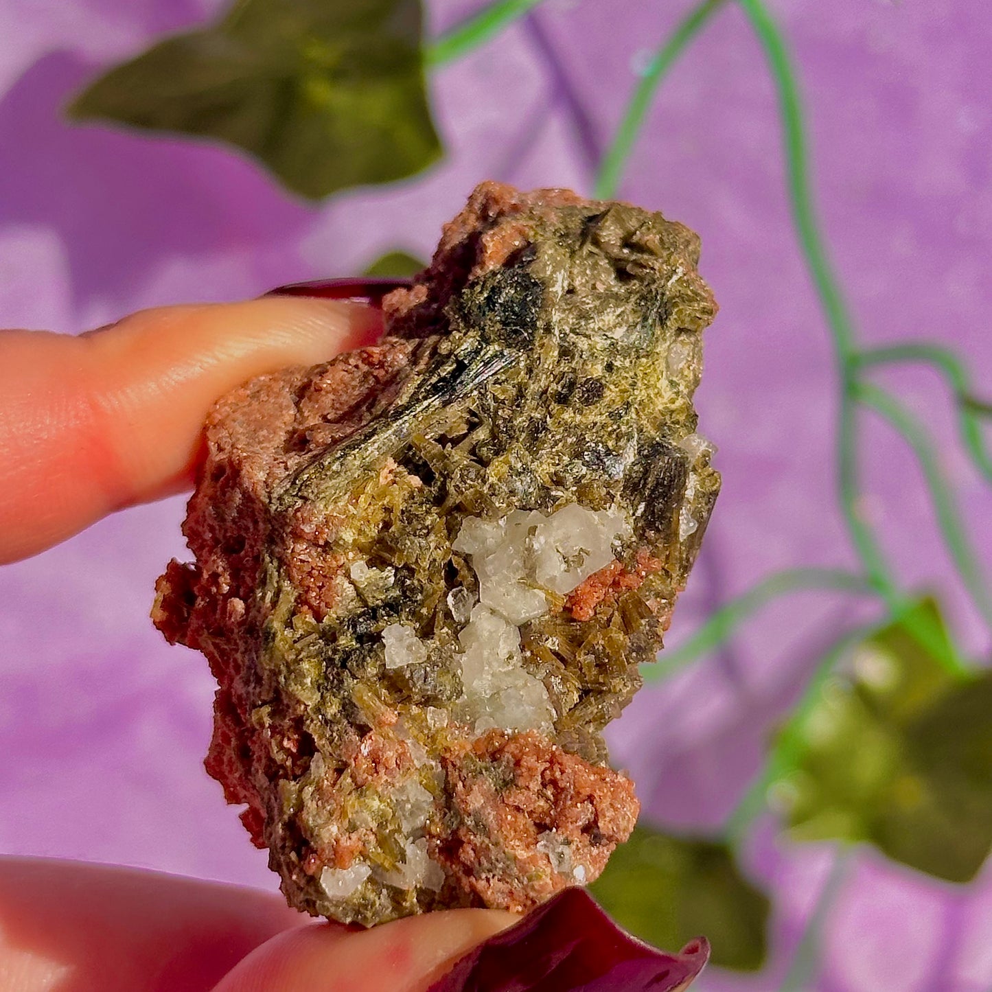 Épidote forêt avec spécimen de quartz