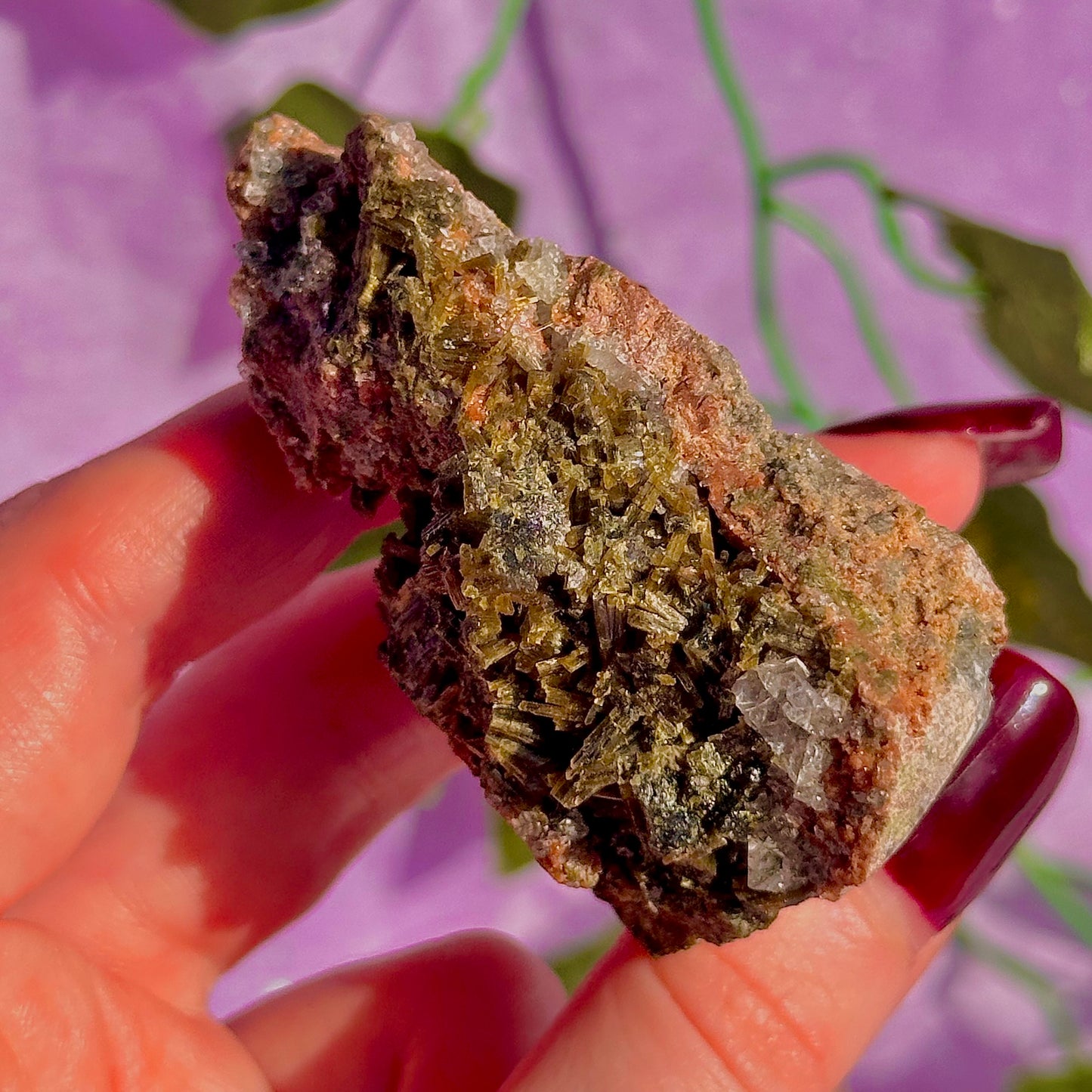 spécimen d'épidote forestière avec de la dolomite UV
