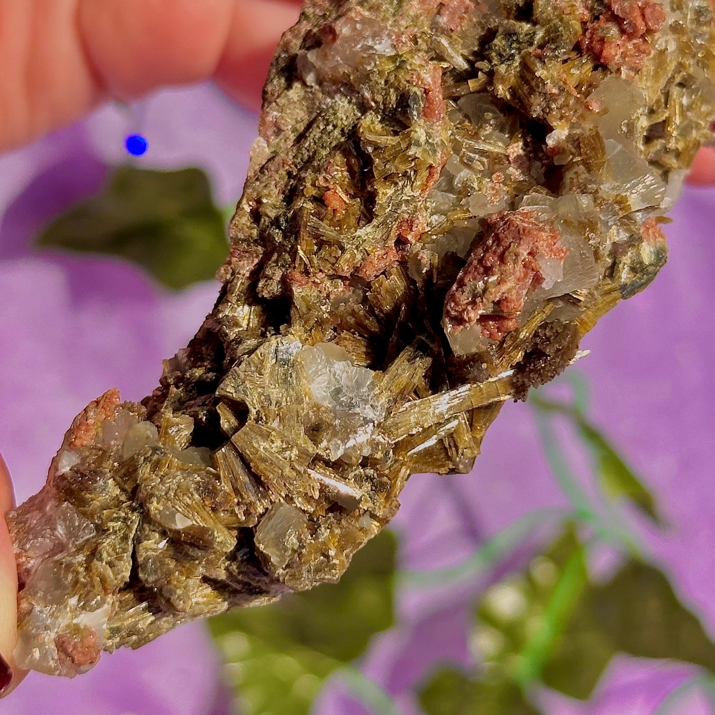 rare spécimen de prehnite, d'épidote forestière et de quartz