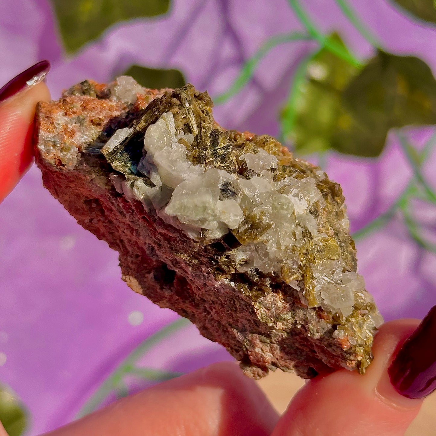 spécimen d'épidote de forêt avec quartz et grenat