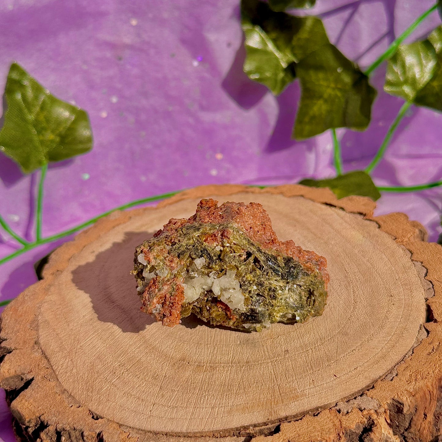 Épidote forêt avec spécimen de quartz