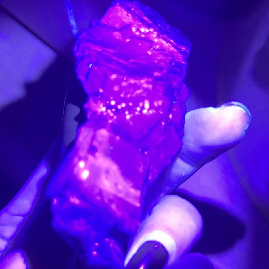 Spécimen de grappe cubique de fluorine rose noire UV