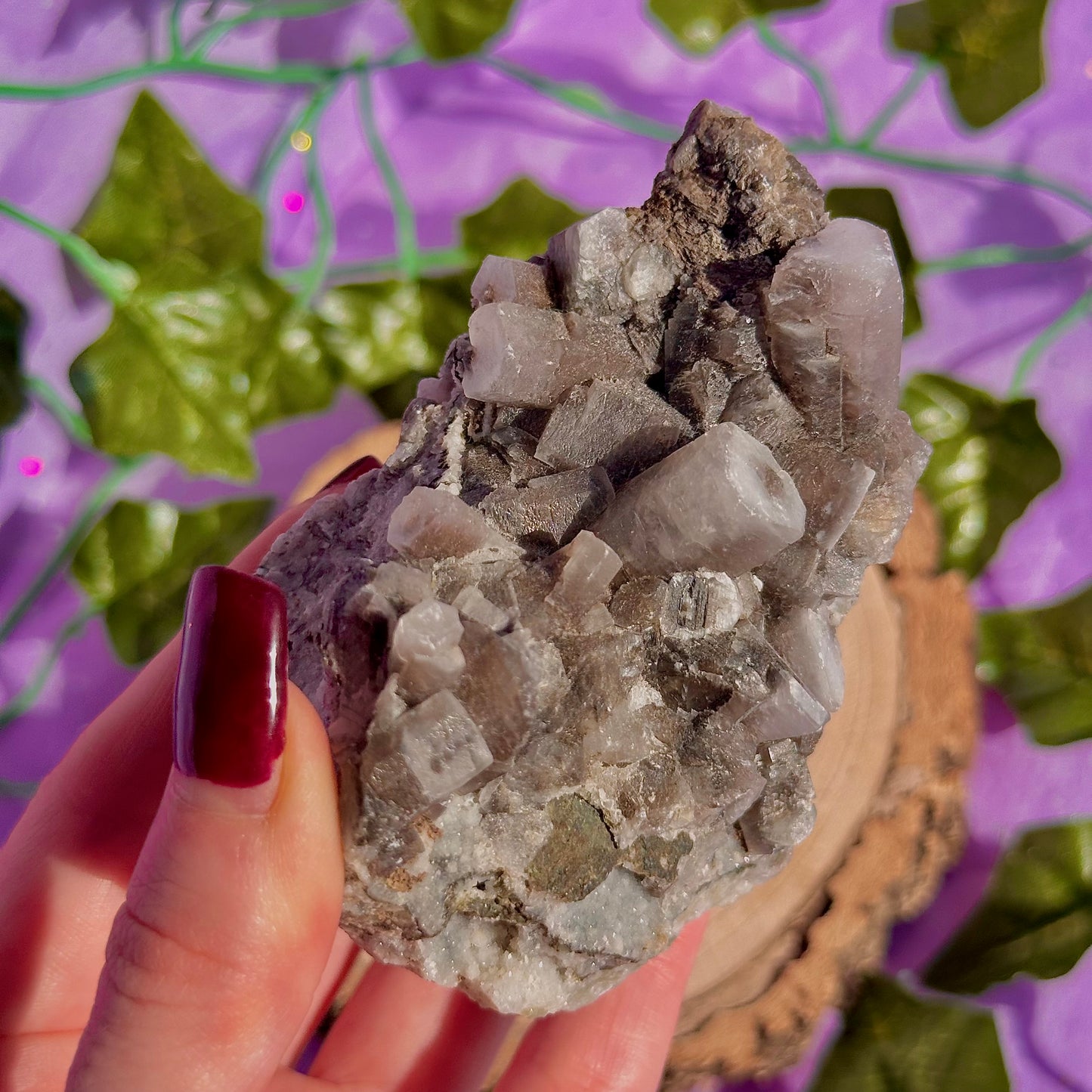 calcite colonnaire UV sur spécimen de quartz drusique B