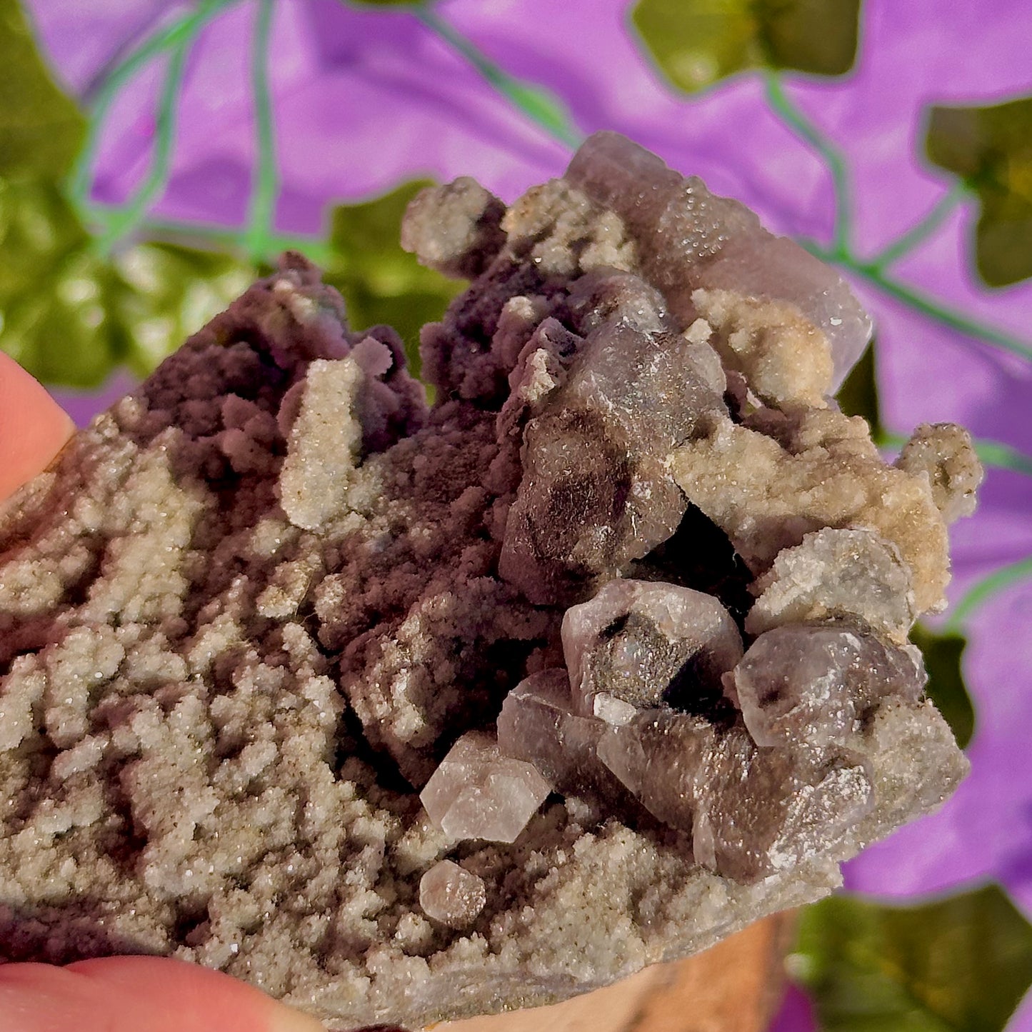 calcite colonnaire UV sur spécimen de quartz drusy D